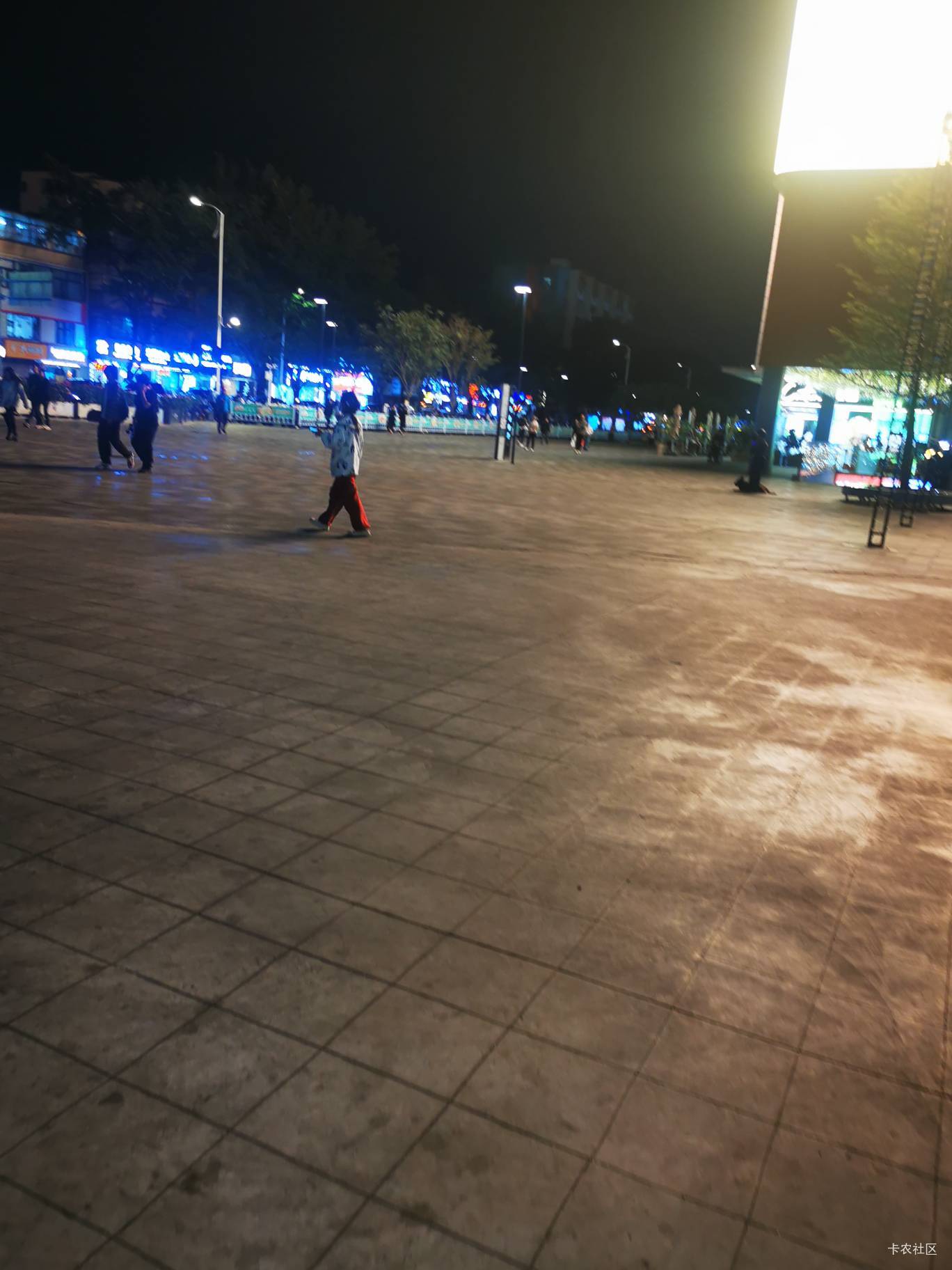 我在等待什么？我在期待什么？
每天四处游荡漫无目的不知去处，身心俱疲。全身穿着5年84 / 作者:卡卡卡卡夫 / 