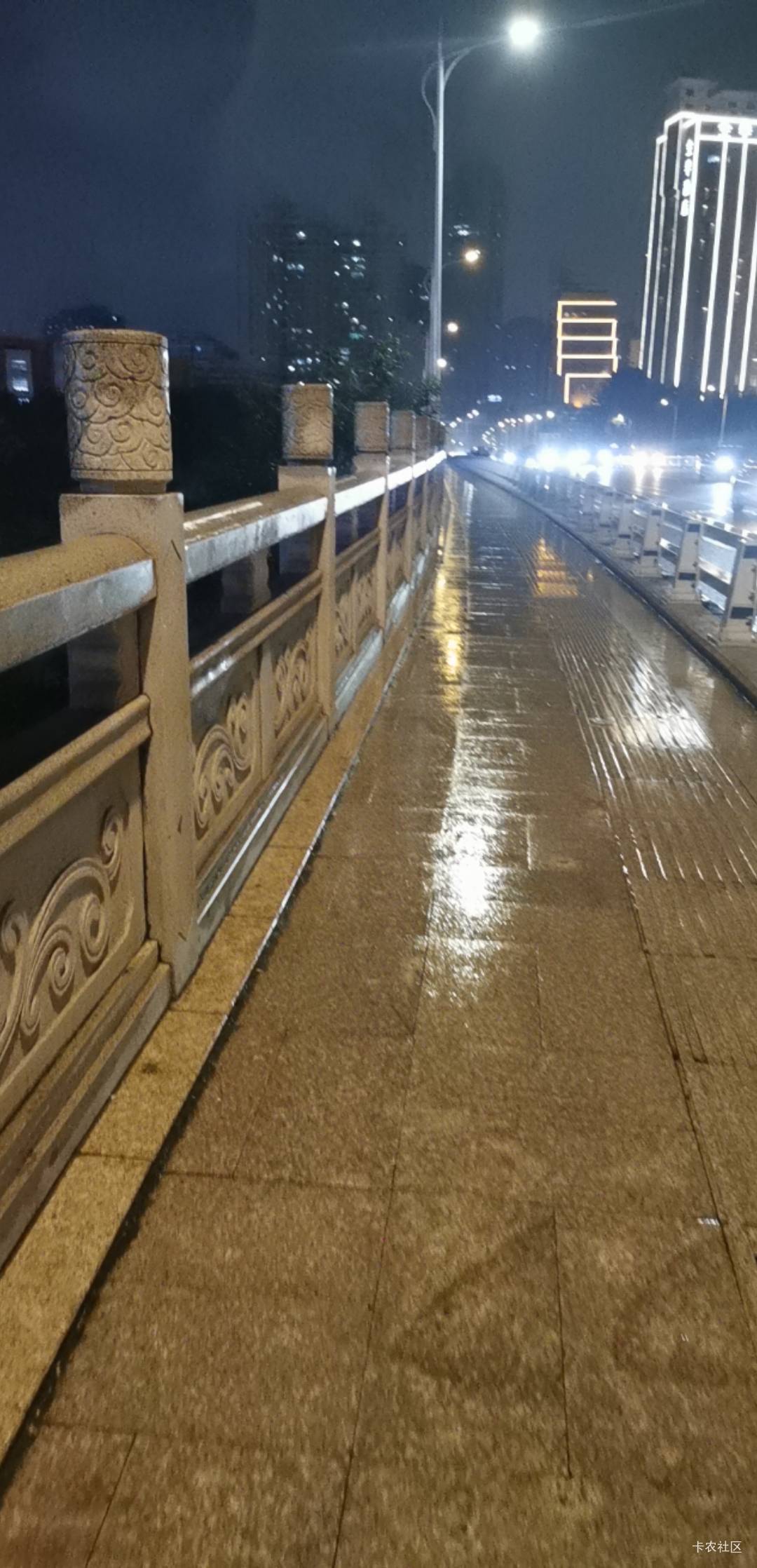 无情的留下我，在风中哭泣眼睛。。。

81 / 作者:卡卡卡卡夫 / 