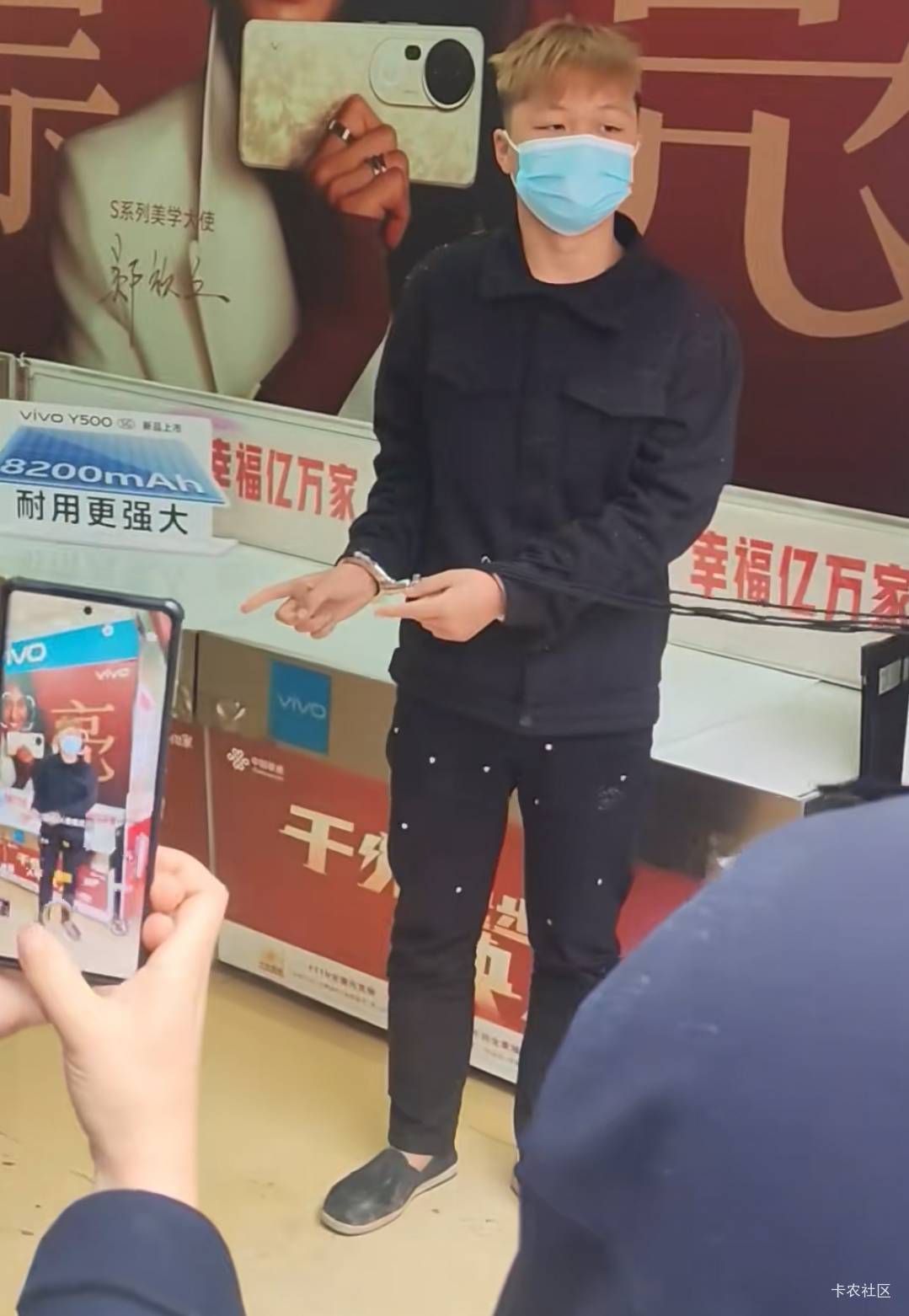 黄毛偷手机店的手机 ，戴着银手镯指认现场。

84 / 作者:麦迪666 / 