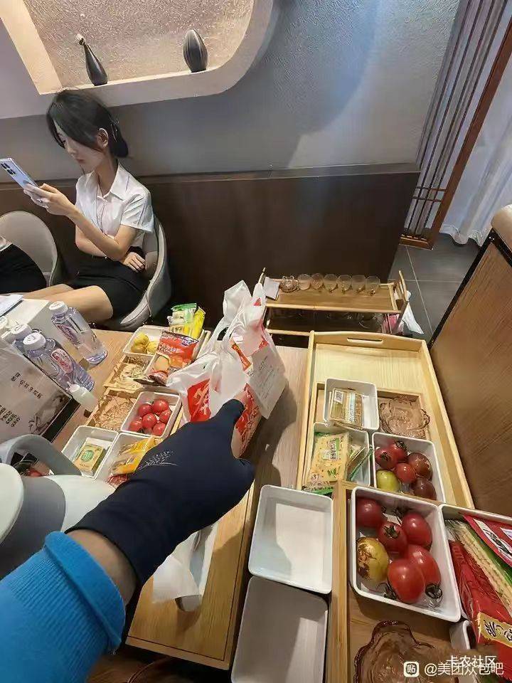 我是送外卖的，今天送外卖碰见这个女孩一见钟情了，请问怎么才能追到她

71 / 作者:好好做个卡农人 / 