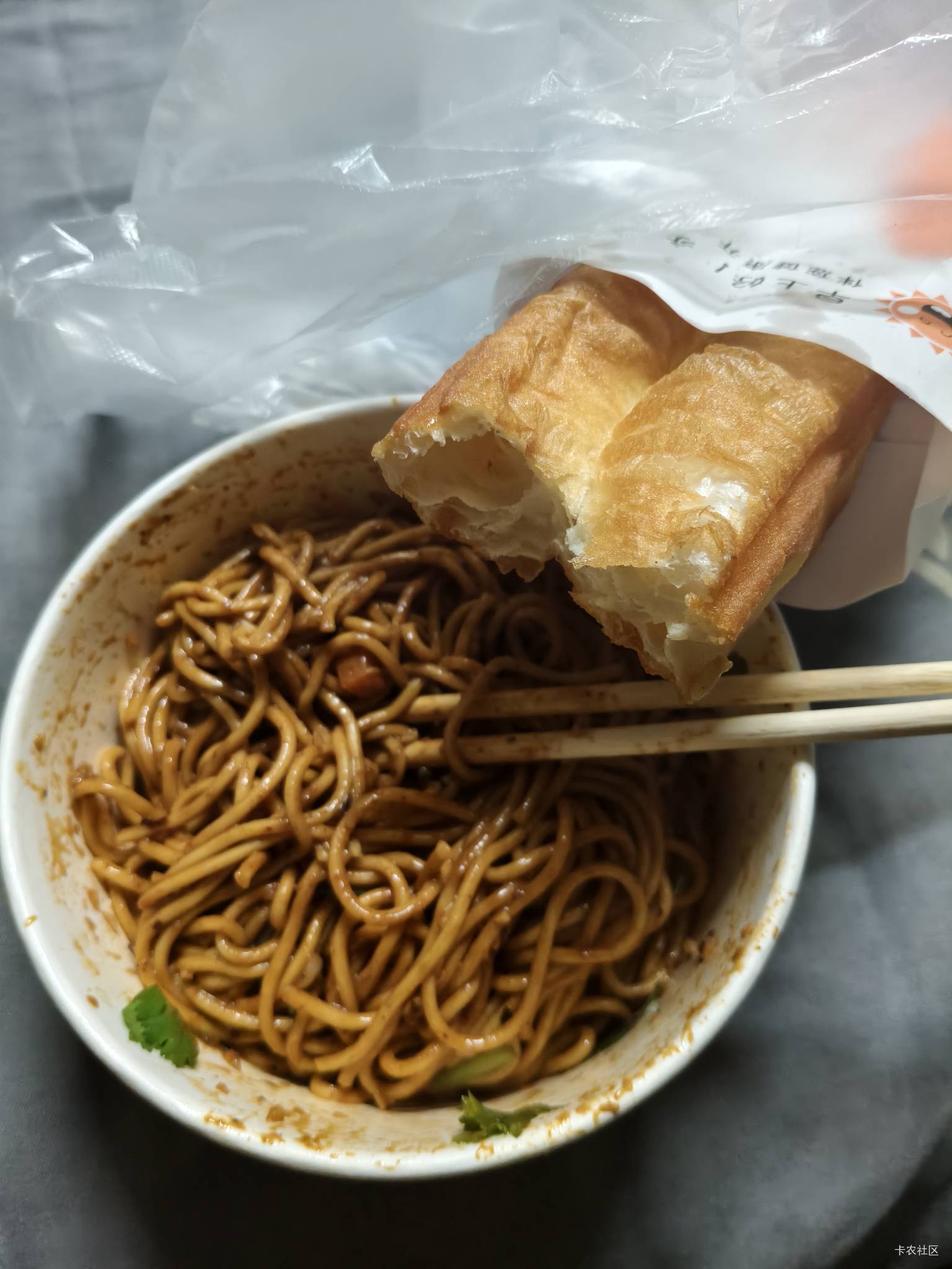 一碗热干面一根油条，加一杯豆浆，吃完睡觉

31 / 作者:一个K. / 