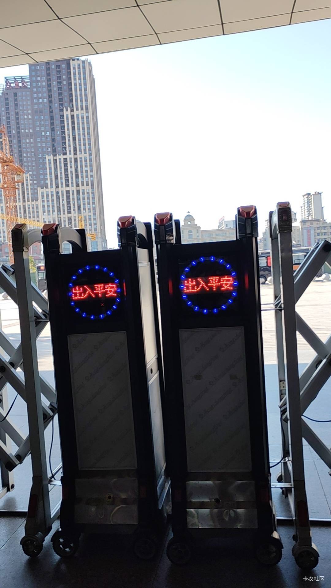 猴子王今天到阜阳站坐火车。最后一个出去出不去，都把猴子急哭了，大地门关着了，呜呜92 / 作者:猴子乖宝宝 / 