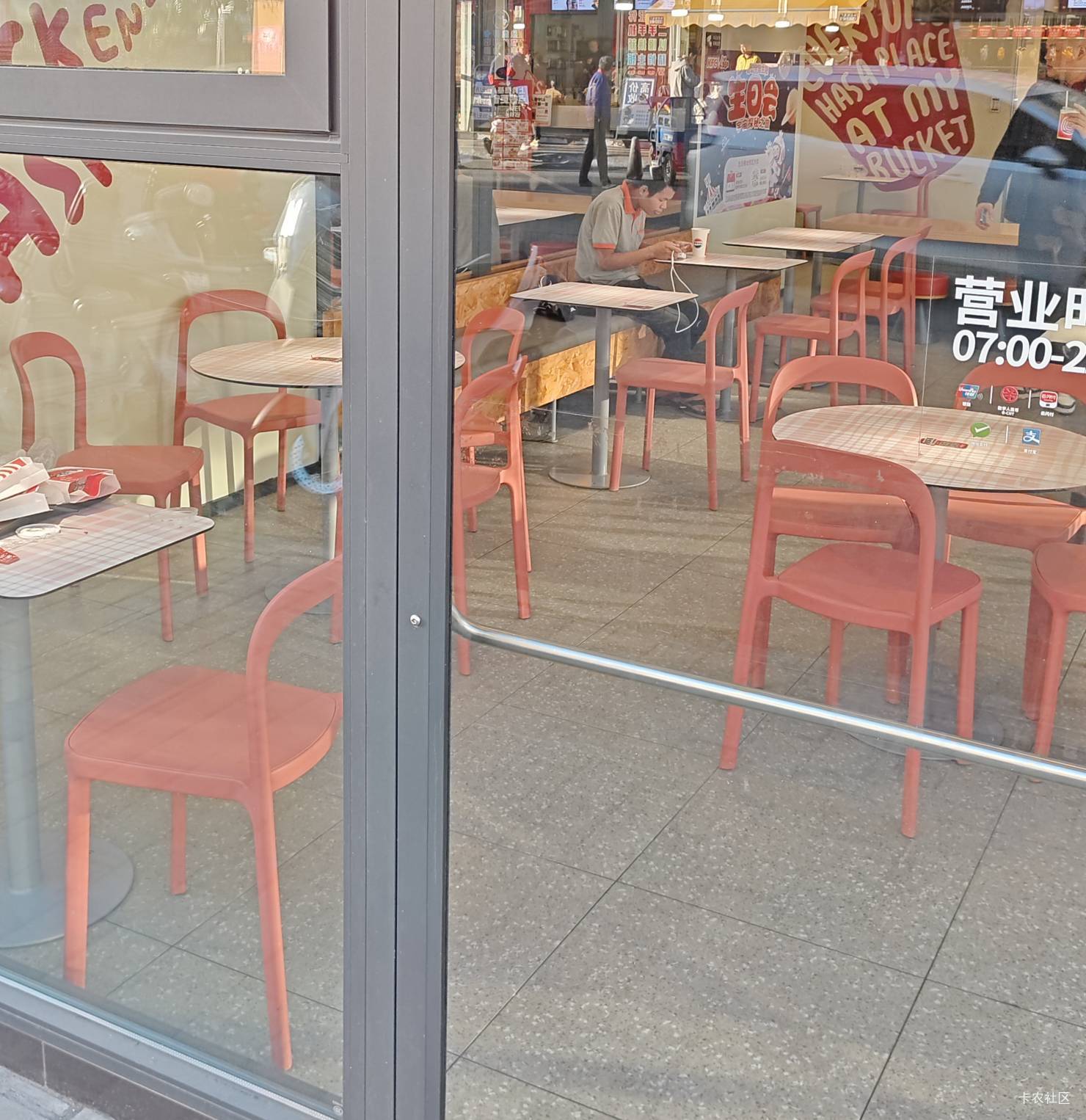 刚刚在肯德基这位老哥好厉害，我点了两份土豆泥，剩下一份，还有一杯喝了一半的可可乐65 / 作者:元小号 / 