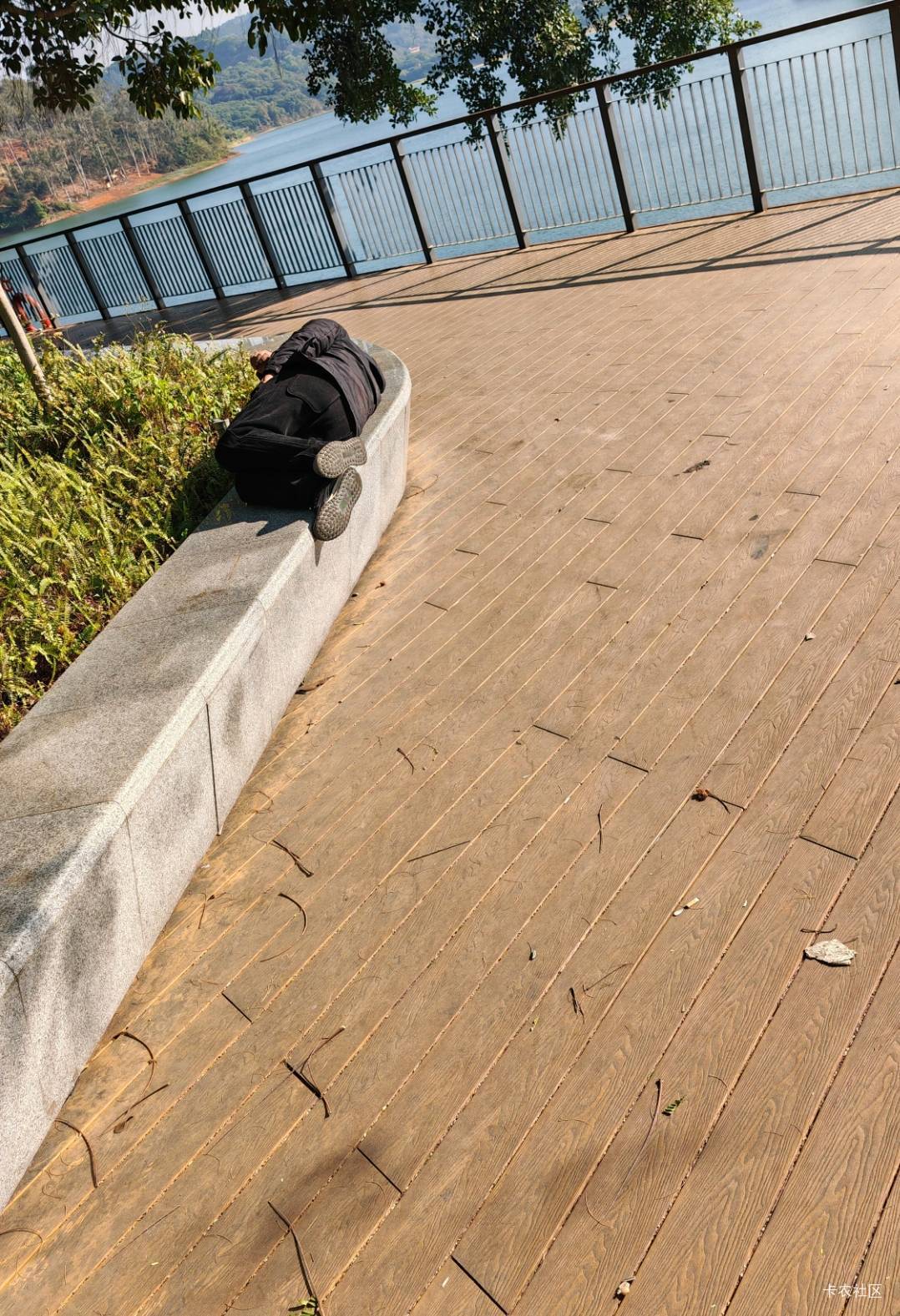 哪个老哥在这里晒太阳，起来给我派根烟

67 / 作者:神孙策 / 