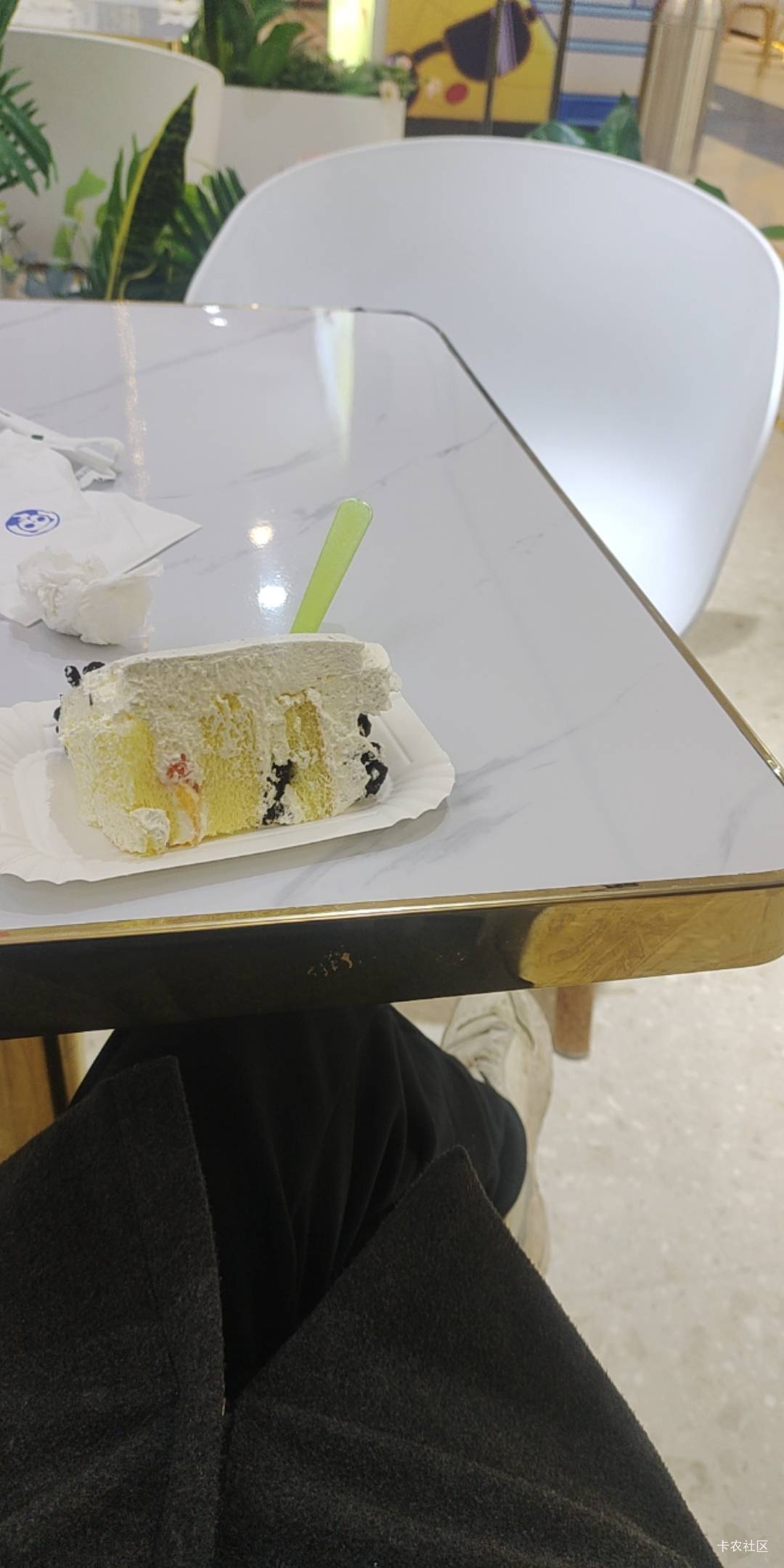 刚刚有个小j姐找我借火，我以为干嘛呢，过了会还给我也端了一份过来，挂壁在外感受过37 / 作者:山水不相逢、 / 