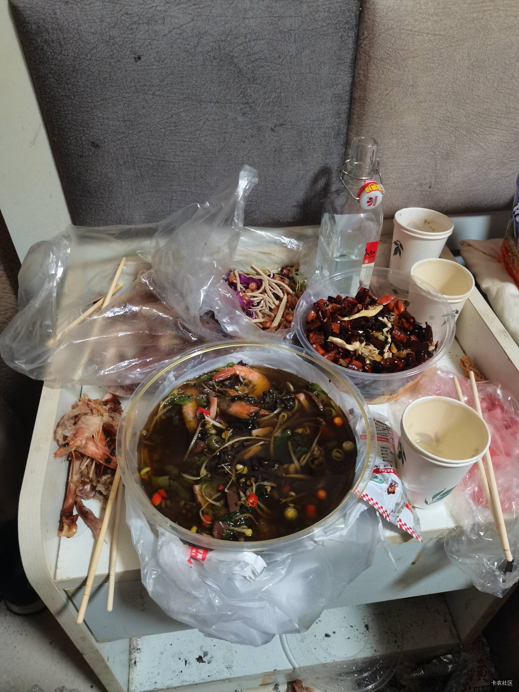 老哥们分手了喝了三天连着 无论怎么挽回都没有跟仇人一样可是我们原先也爱过啊

9 / 作者:达不溜。 / 