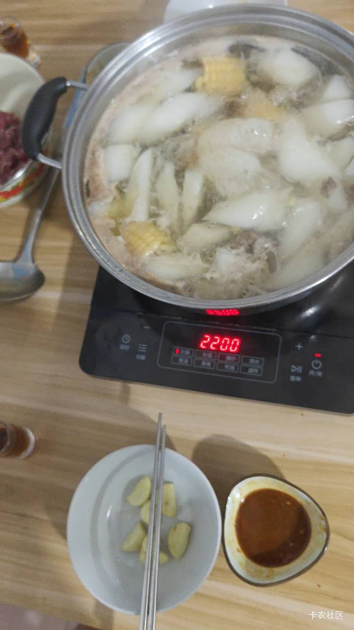 孤独的人吃牛肉火锅，今天吃三花趾 小酌两杯


27 / 作者:神孙策 / 