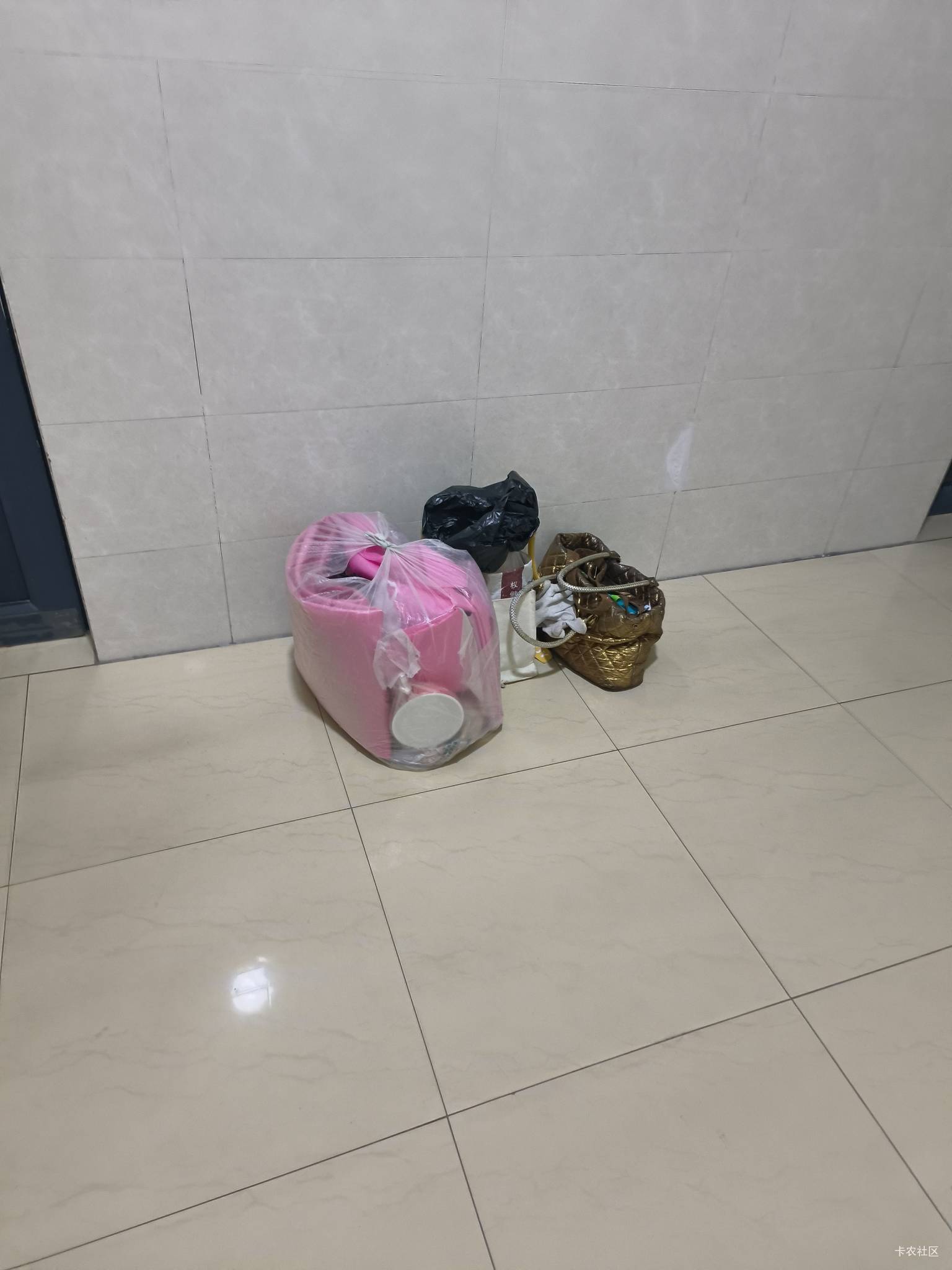 刚看图片才想起来，昨天晚上去公园上厕所10多多吧，看到有这些东西，看着应该是女的东41 / 作者:小叔A / 