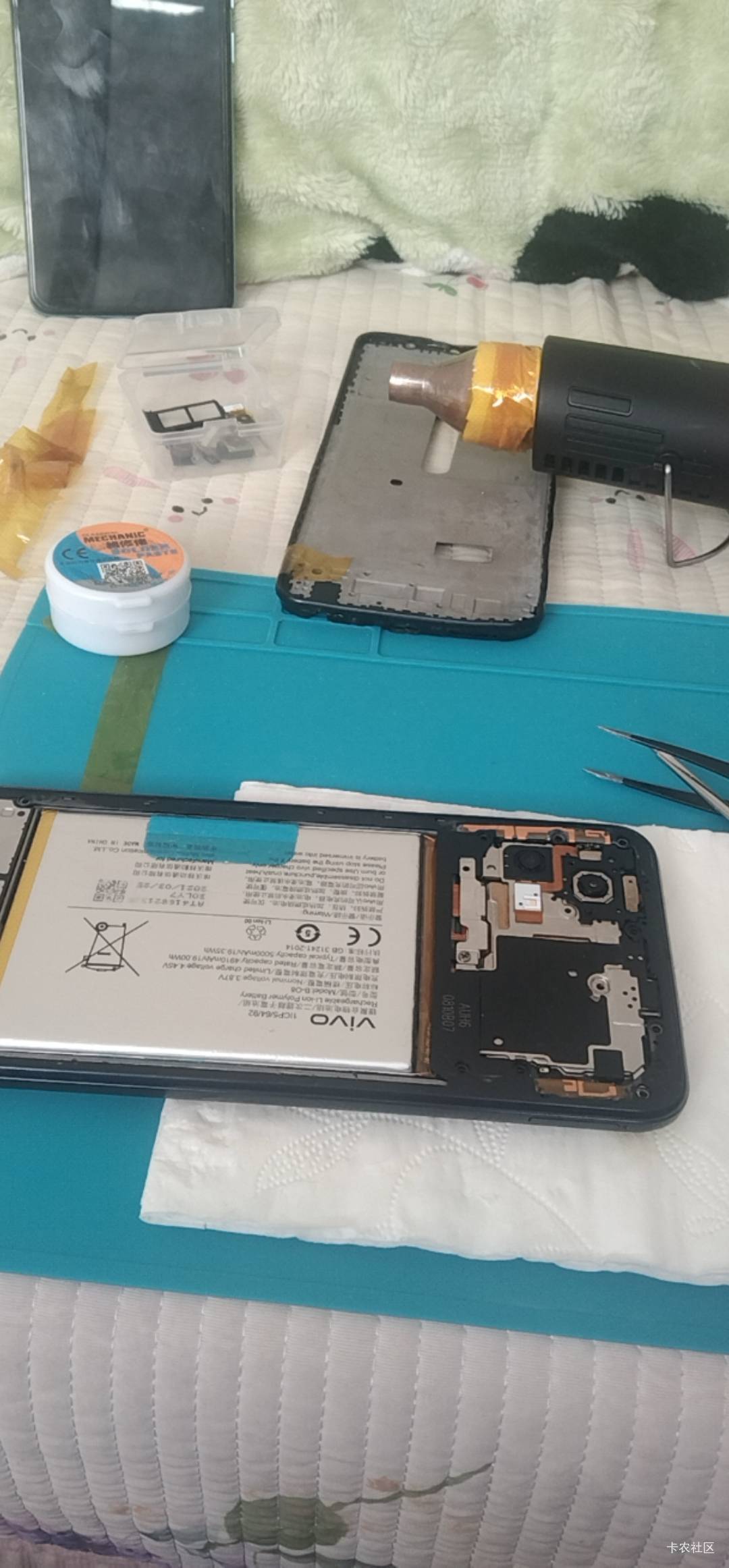 老姐牛b了，手机掉地上后置摄像头排线座子摔坏了，我从旧主板上拆下来一个座子按上修52 / 作者:伶俐咩 / 