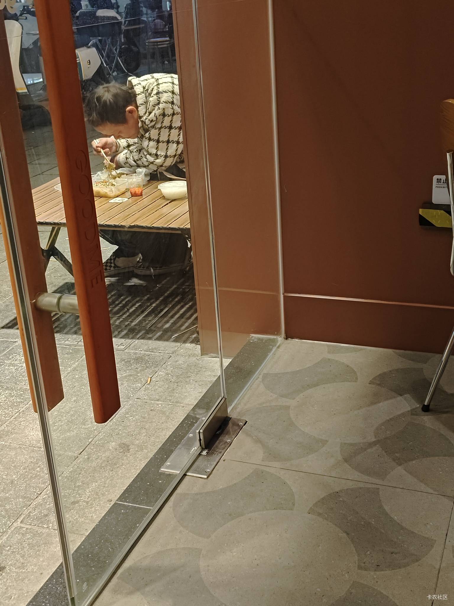 这位老哥辣椒拌米饭加上一碗素菜，他在奶茶店这附近呆了快半年了，关键他好像还没有手82 / 作者:元小号 / 