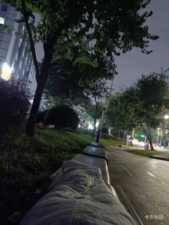 天黑了，躺在冷冷的木板床上，想想这些年来走过的路，情不自禁的落下泪。今天又是没站52 / 作者:巴斯特的歌谣 / 