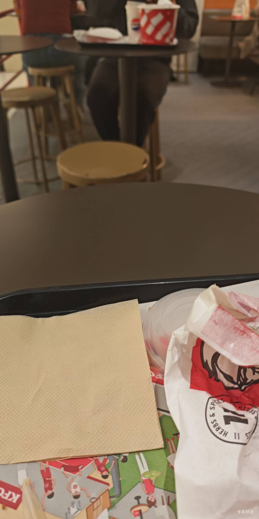 在吃肯德基，看到对面老哥把人家没吃完的全家桶拿过来吃。也是落魄了，想起来我之前在52 / 作者:米乐鱼了 / 