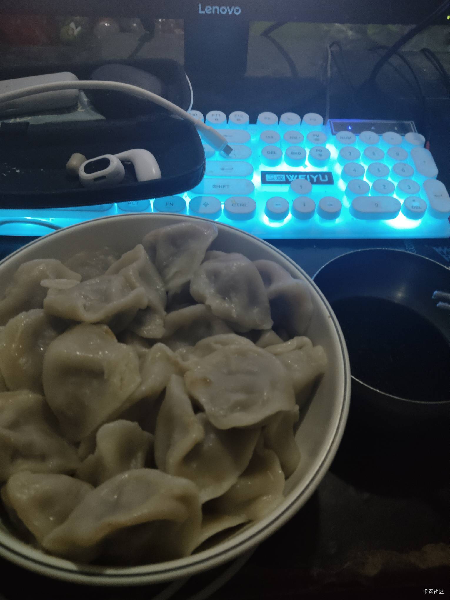 冬至了外卖饺子太贵了，买了两袋三全饺子一共11自己煮着吃，有没有老哥看牧神记的

63 / 作者:不语人生 / 