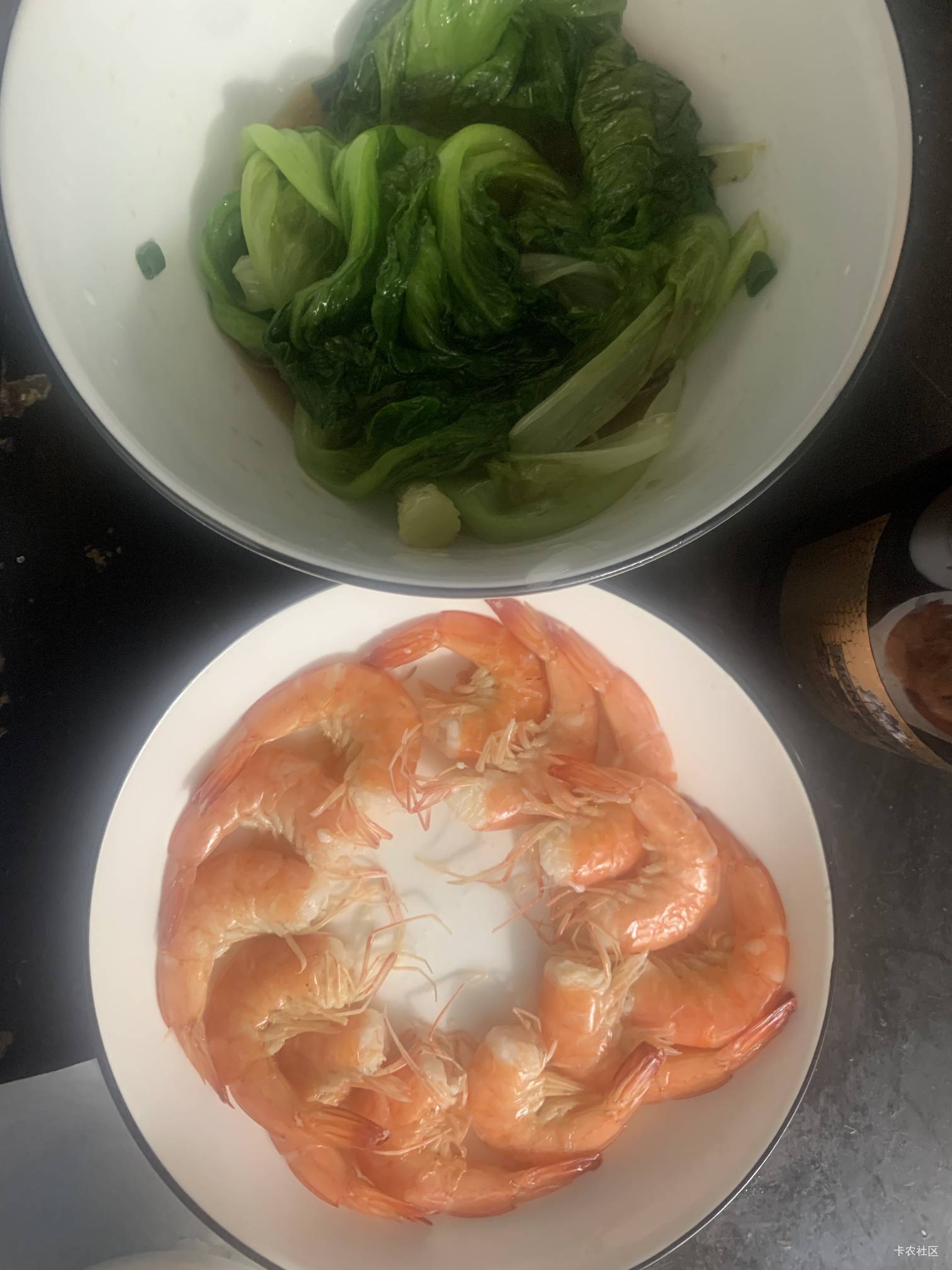 老哥们吃饭了，6块钱的虾一块的生菜，7块钱的晚餐

44 / 作者:MercyMei / 