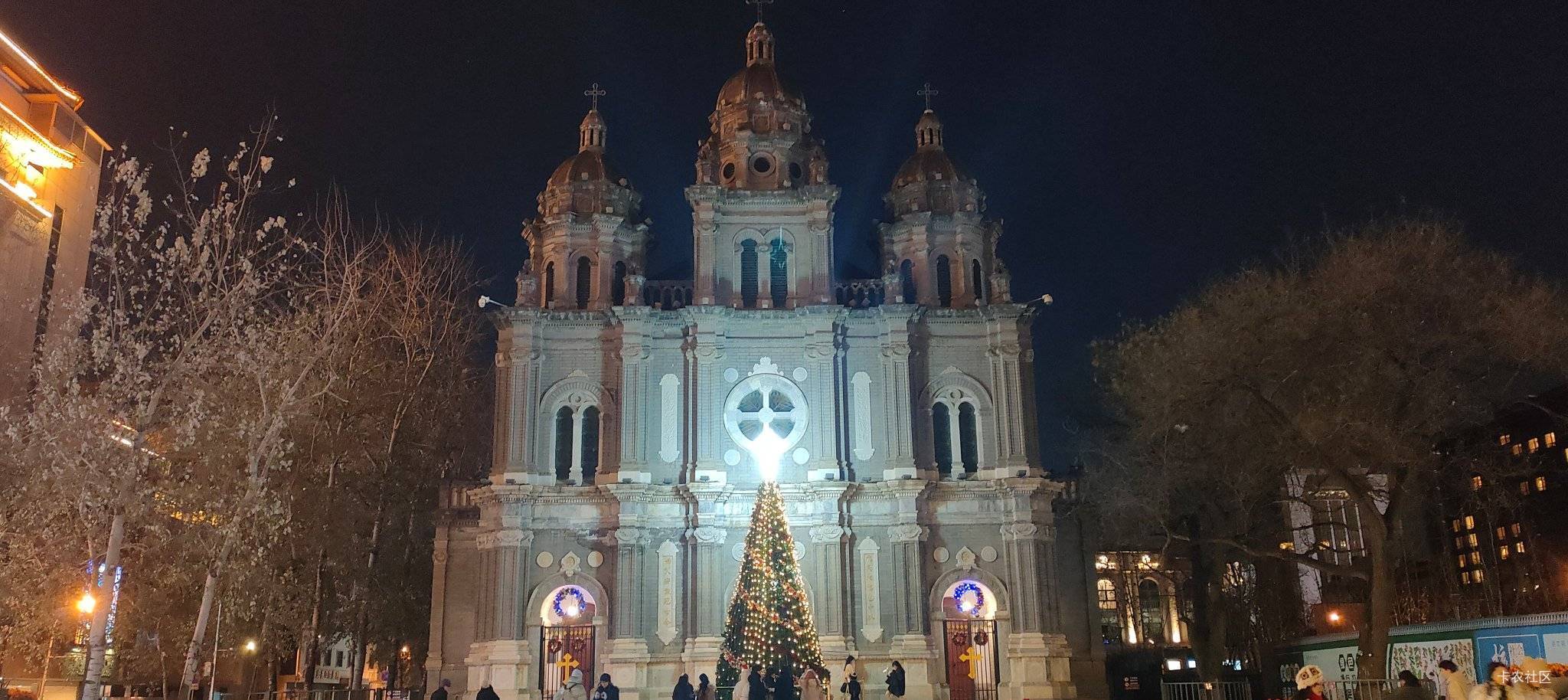 今天好多圣诞树啊。教堂门口，小区门口都是


46 / 作者:秋萤 / 