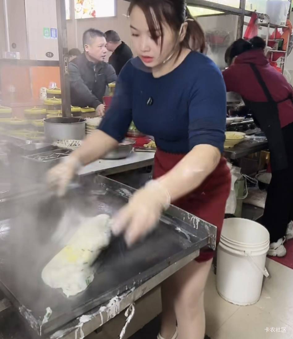 刚刚出去买零肠粉被老板羞辱了，今天搞‬的20元碰一‬碰的红包，去买肠粉跟老板说碰104 / 作者:菲菲飞呀飞 / 