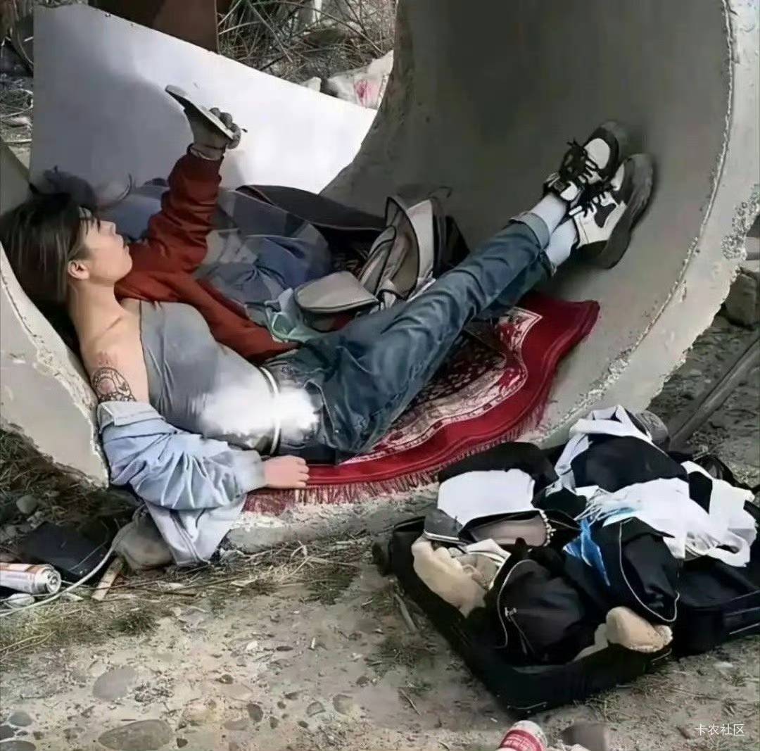 路过一个卡农老姐

10 / 作者:Coke. / 