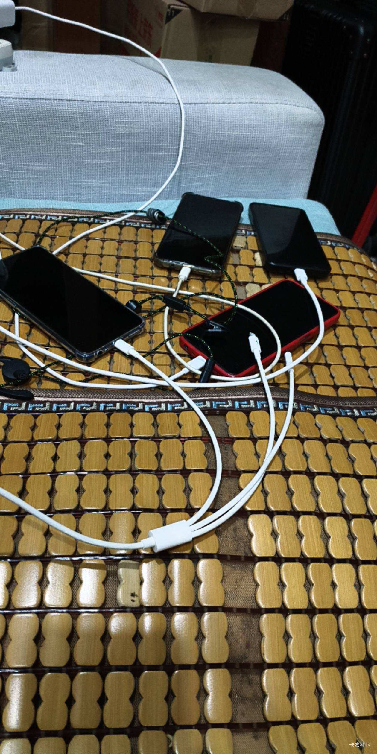 一堆旧手机和10月租卡每月轮番换号打卡快手抖音红果续命

84 / 作者:小白兔bbb / 