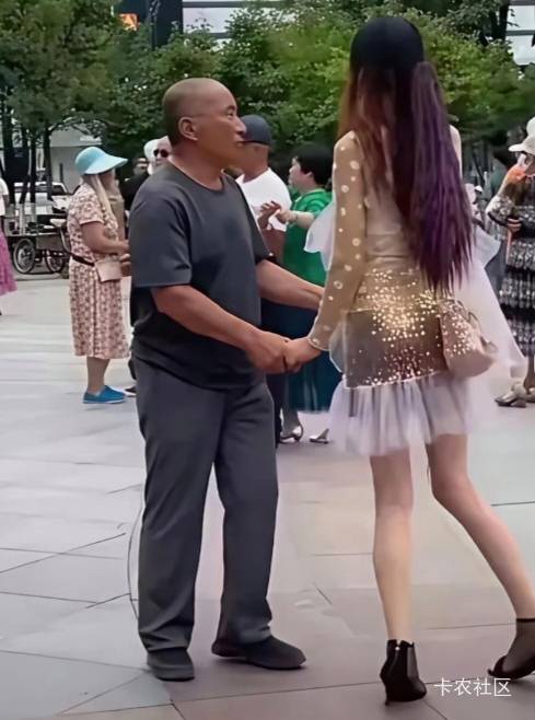 是的，别人的生活就是这样，看着很美好，实则一地鸡毛。


49 / 作者:不走闲鱼就被骗 / 