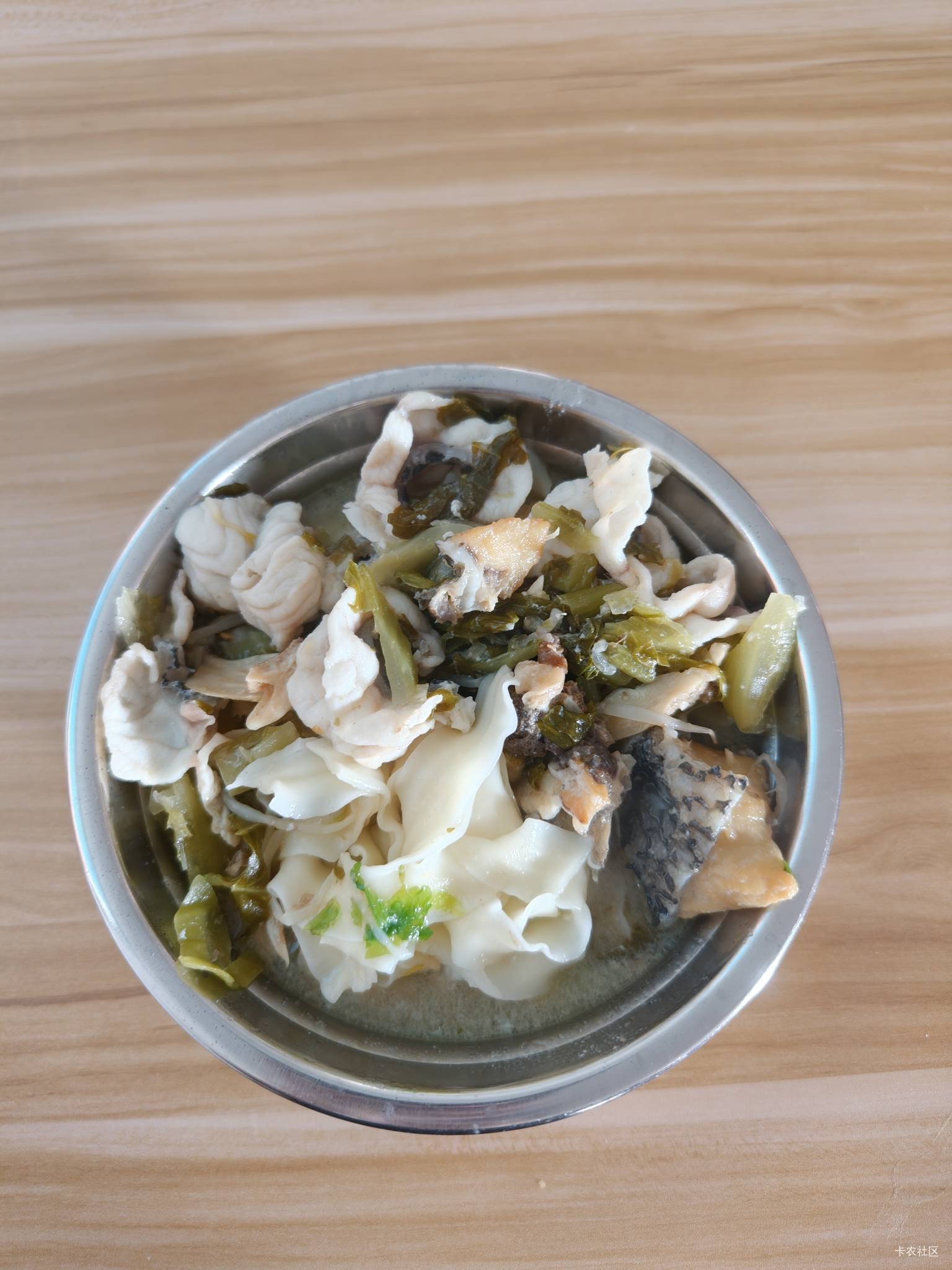 孤独的人吃酸汤鱼面

78 / 作者:神孙策 / 