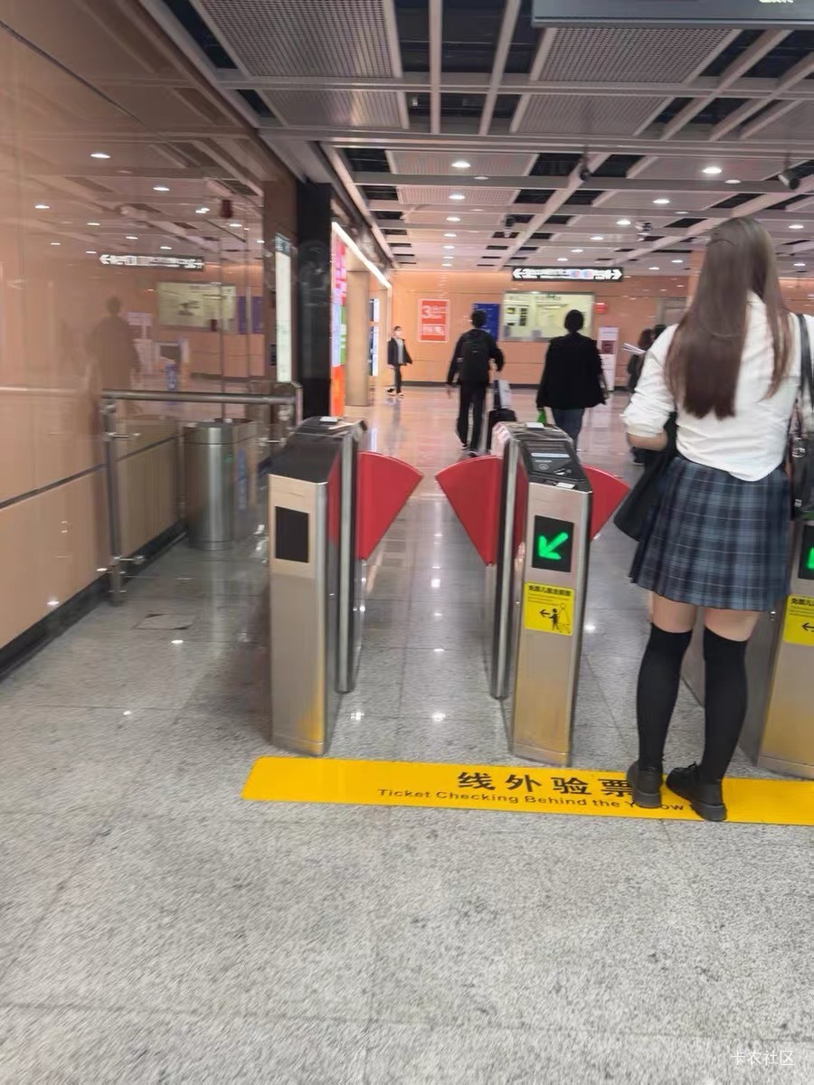 老哥们这男的女的
抬头一看吓死我哭

10 / 作者:阿努纳奇 / 