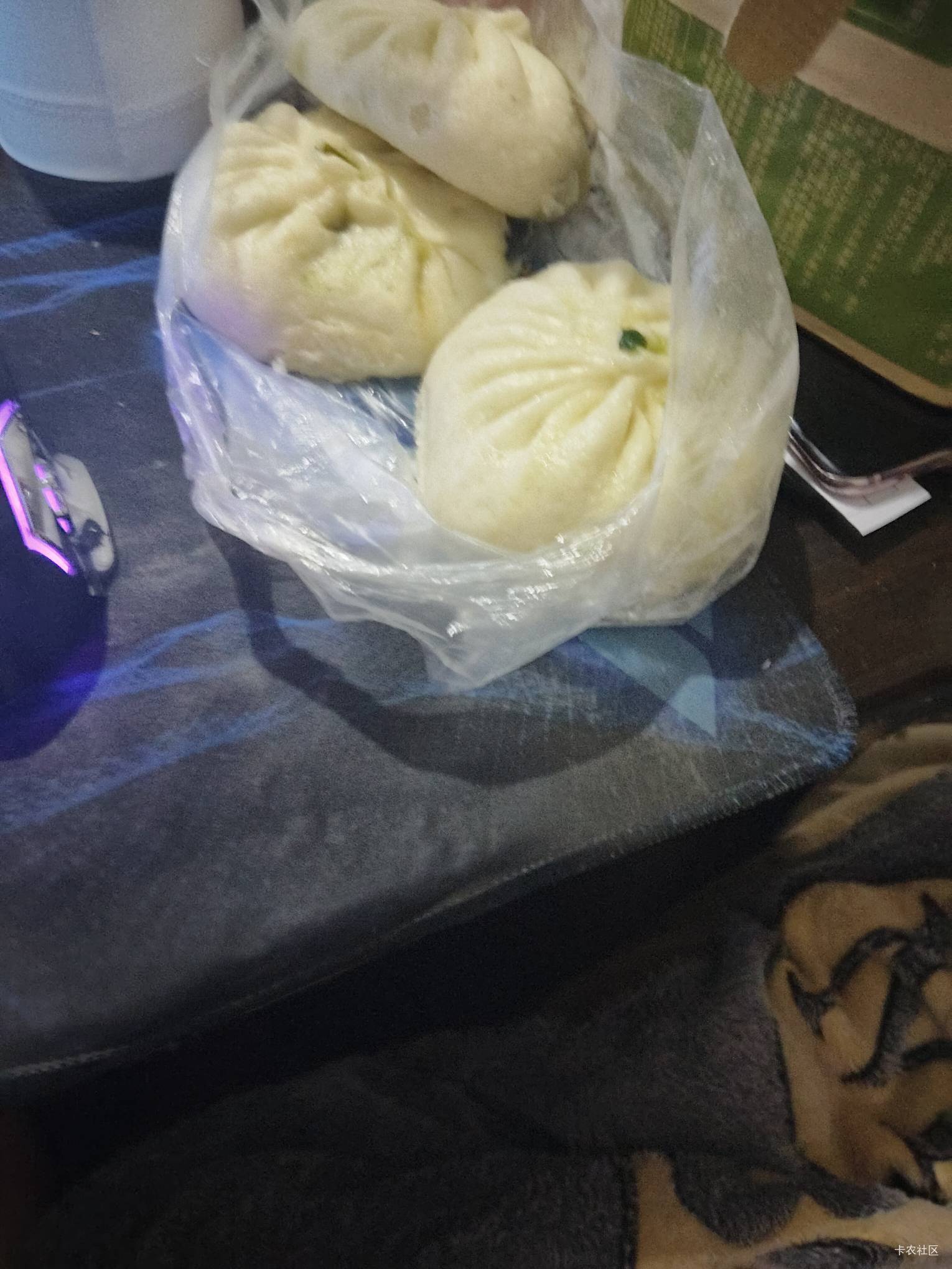 老哥们吃早餐了2元一个.


40 / 作者:不语人生 / 