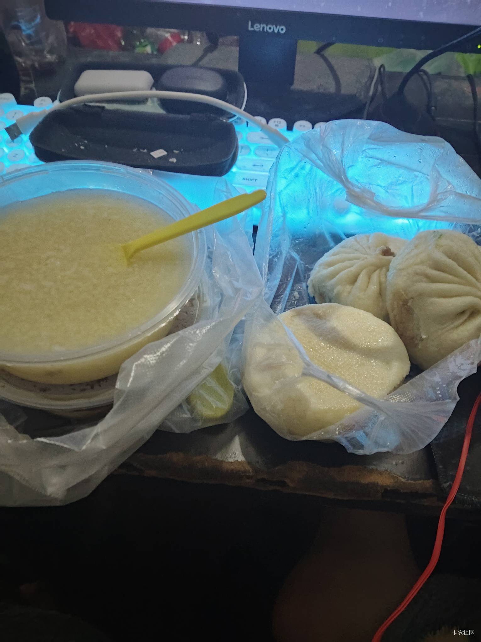 老哥们吃早餐了2元一个.


15 / 作者:不语人生 / 