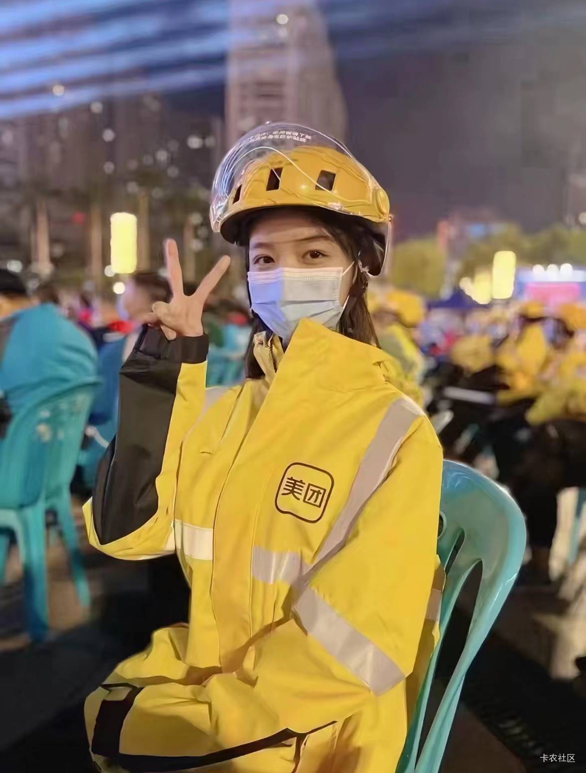 老沫，天又亮了，躺在冰冷的公园石板上，

想想这些年来走过的路，情不自禁的落下泪。46 / 作者:广鸡周某人 / 