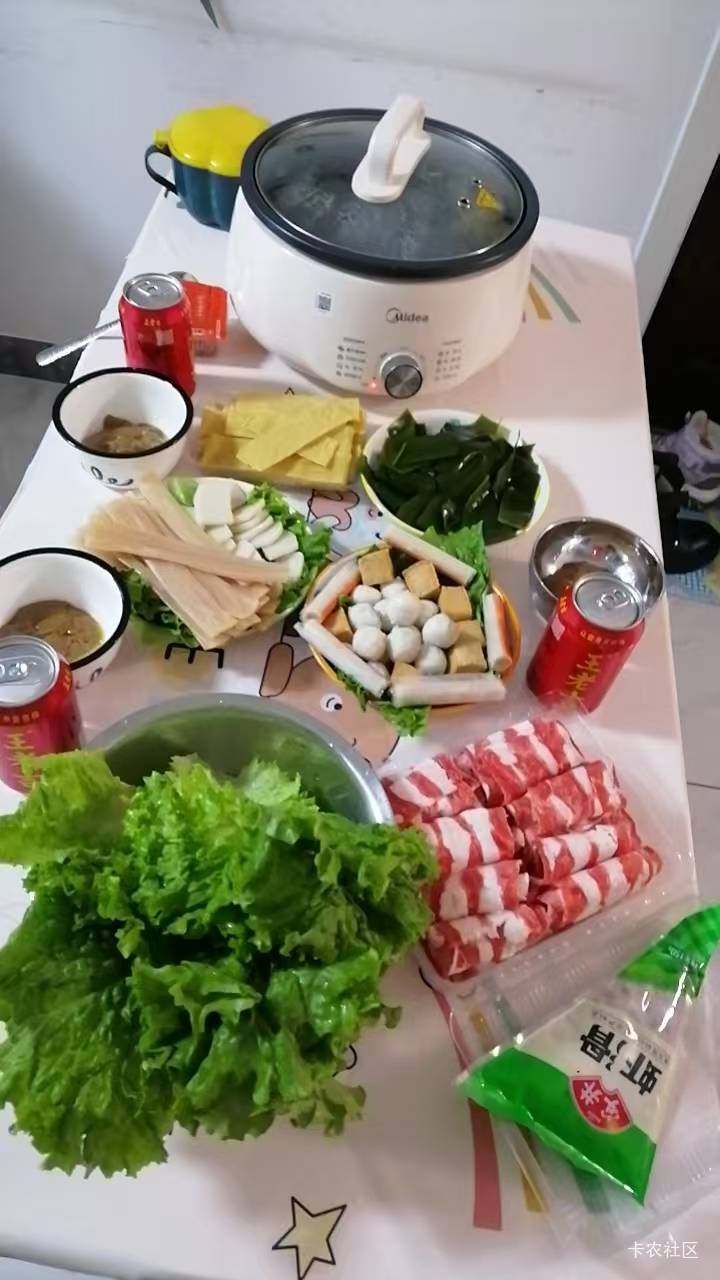 外面鞭炮声不断，媳妇在家准备食材，吃点热腾腾的火锅。一家三口其乐融融也不错

39 / 作者:两只猴子 / 