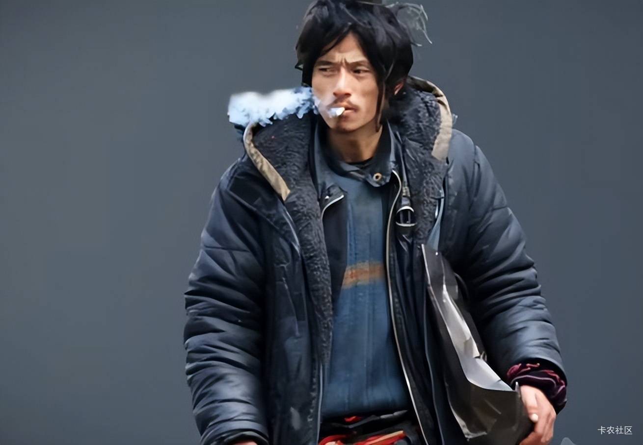 舒服了，山里找个没人住的废弃荒屋，收拾大理一下住着太舒服了，电的问题很好解决，拼9 / 作者:广鸡周某人 / 