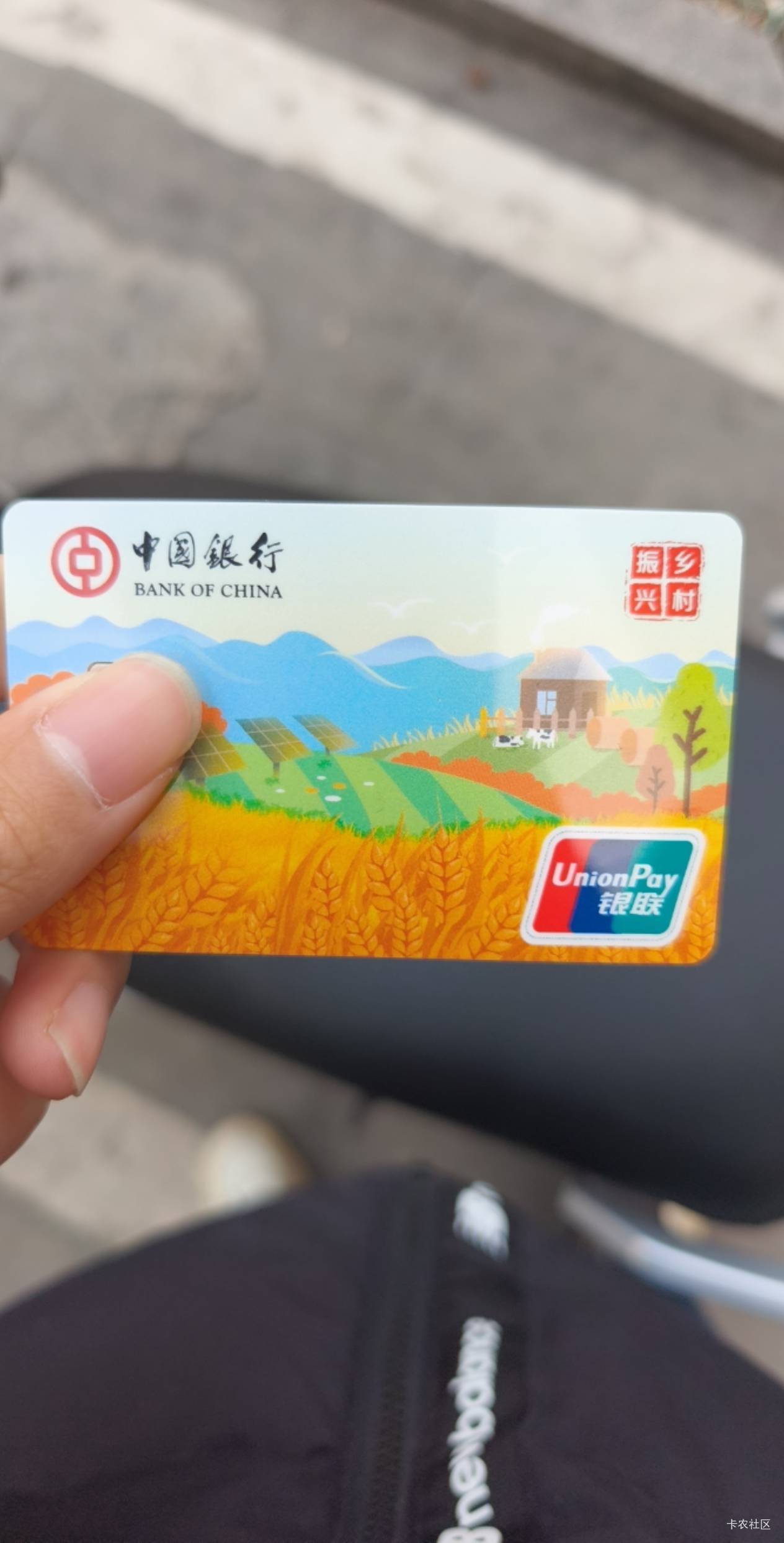 搞了一下午 死活不肯开 临走的时候我说要总行和银监会投诉 马上说可以开 

28 / 作者:Zrn章若楠 / 