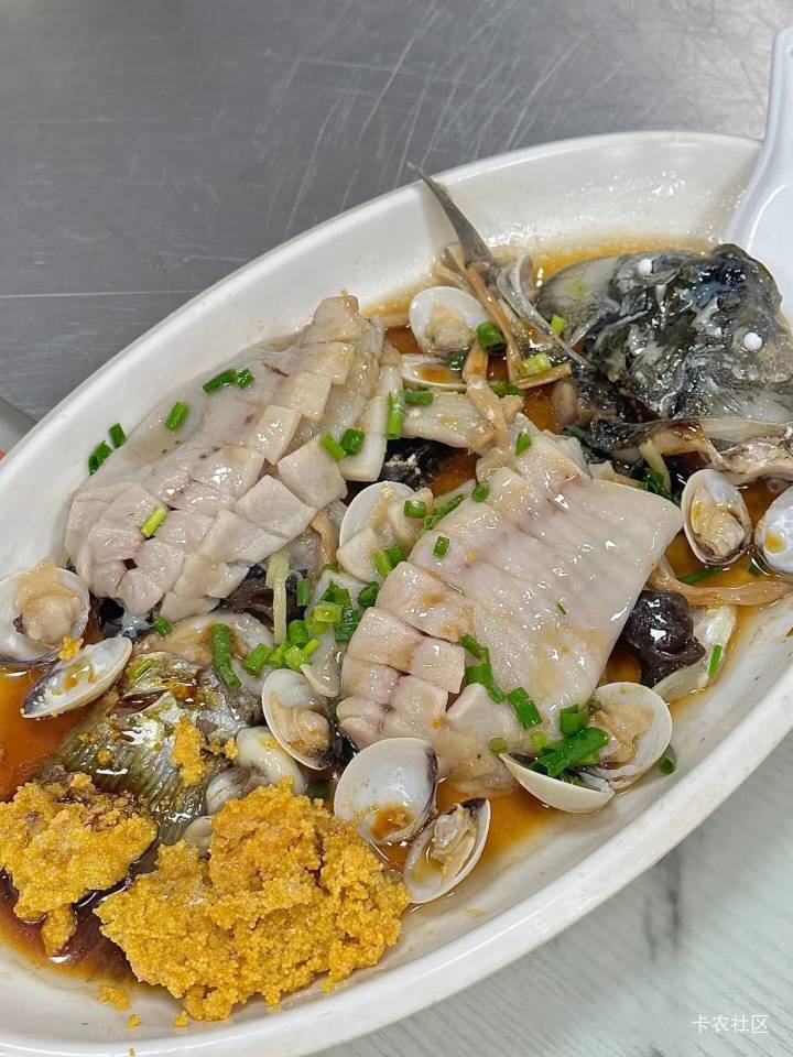 这厨师有点厉害，居然做出了无骨鲫鱼，说起来鲫鱼我以前一般只敢喝汤，因为小刺真的太84 / 作者:秋萤 / 