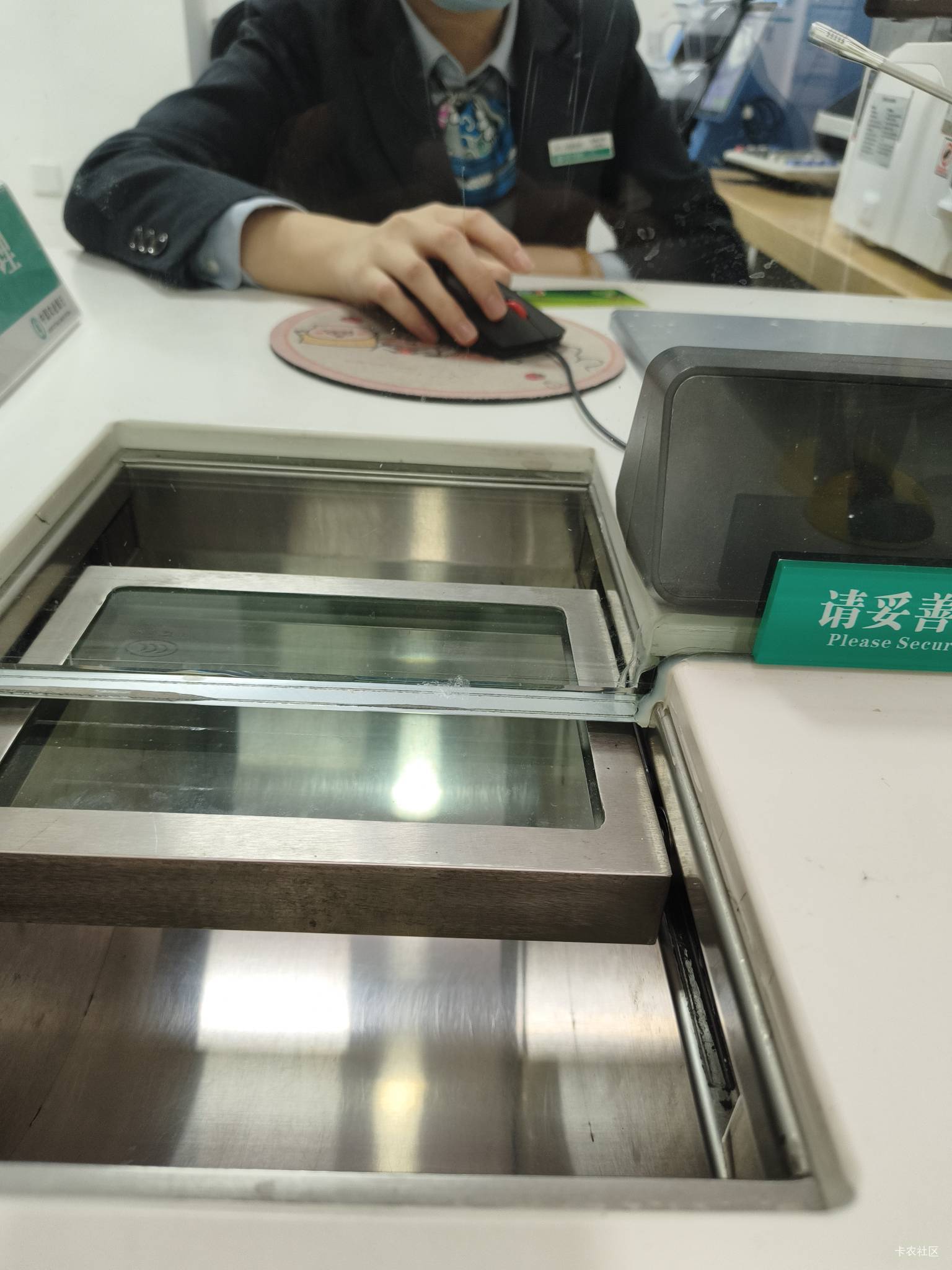 农行的小j姐速度好快，两分钟销完养老账户。

13 / 作者:斗篷 / 