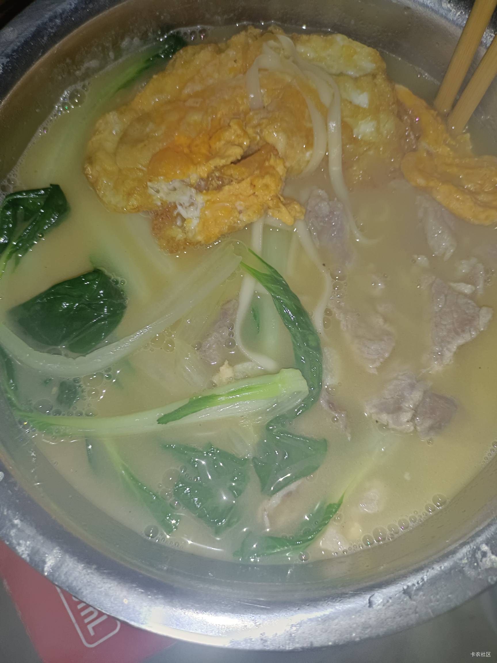 挂壁仔只配吃挂壁面了，明天才是生日今天提前过了，一碗面一个蛋，一点瘦肉加点青菜

96 / 作者:大荒 / 