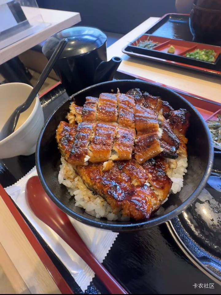 2023年1月16日的夜晚，寒潮席卷全城，凌晨的街道结着薄冰，几个缩在桥洞下的老哥肚子73 / 作者:卡农无敌帅 / 