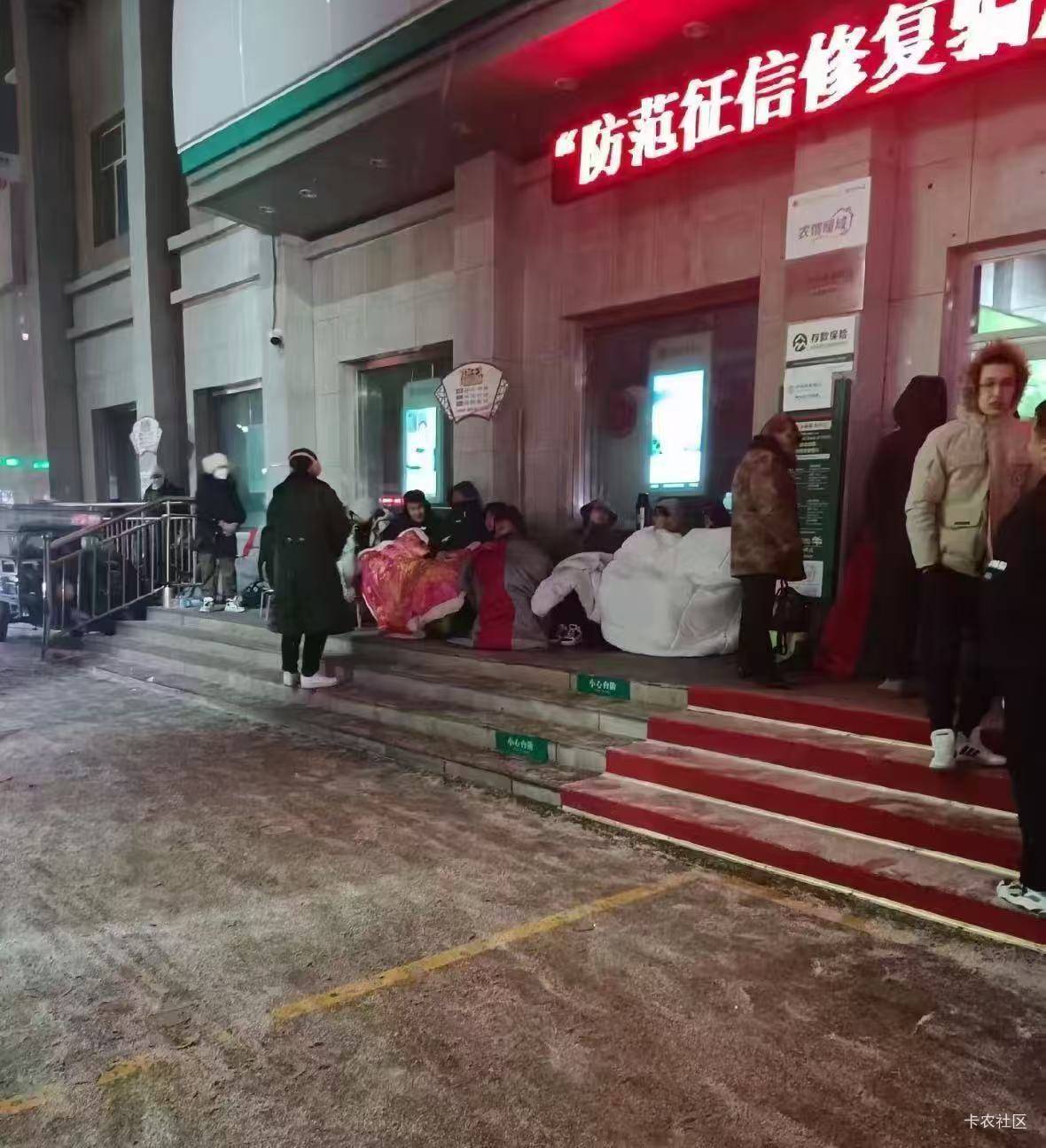 好冷，我到银行了，谁都别抢俺的马钞00001

24 / 作者:羊肉汤 / 