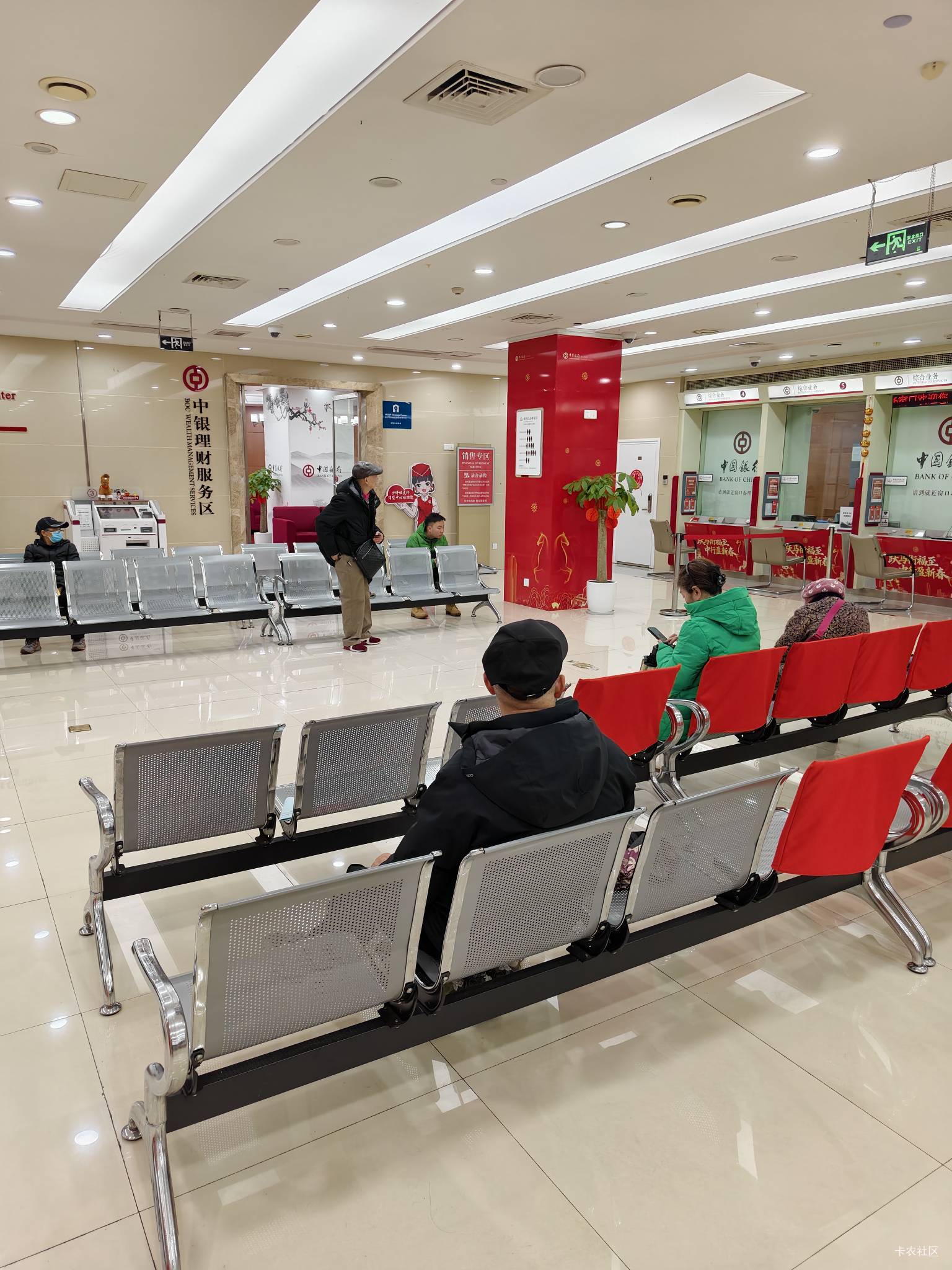 刚去中行纪念币币网点排了上百人，光黄牛就十几个，现在来另一个中行竟然冷冷清清，幸98 / 作者:菲菲飞呀飞 / 