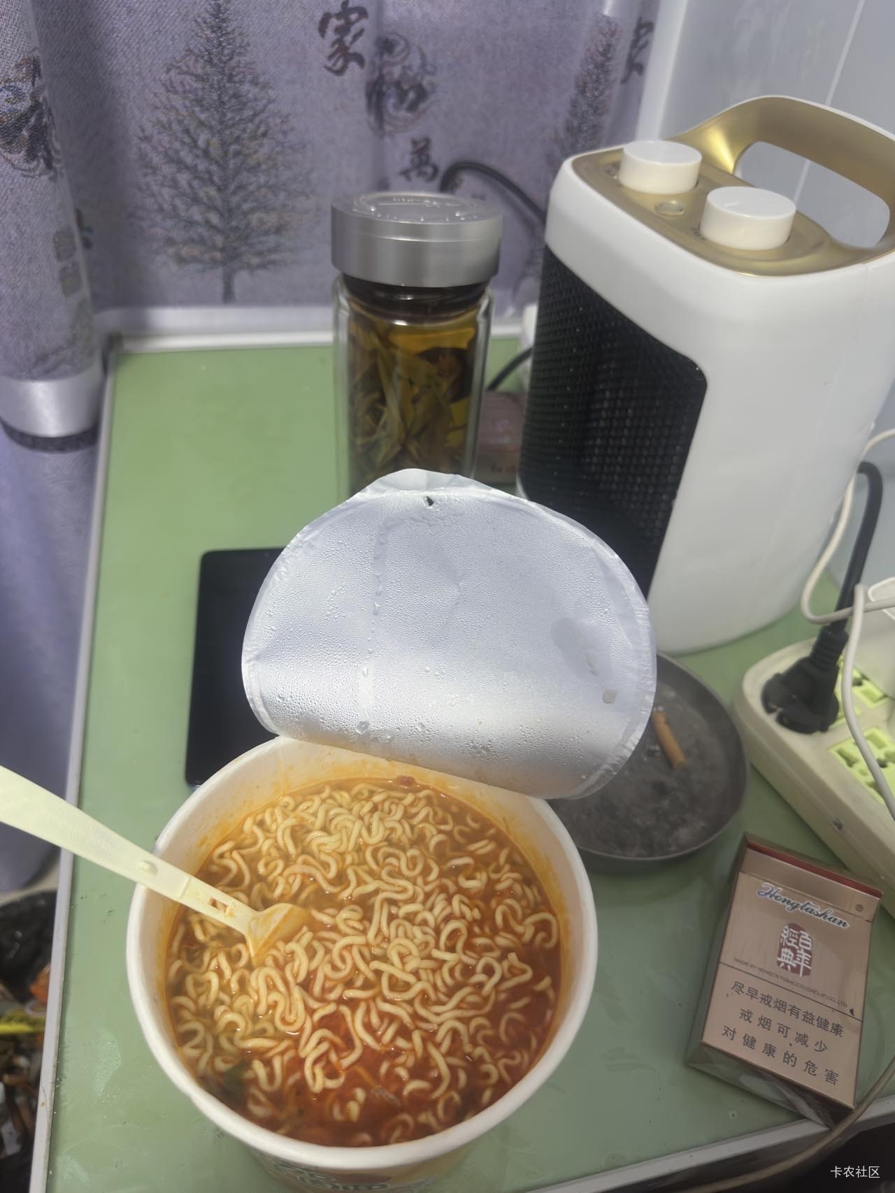 好久没吃泡面了，偶尔吃一桶还挺香的，可惜就是没有买到麻辣的

61 / 作者:我爱抽中华 / 