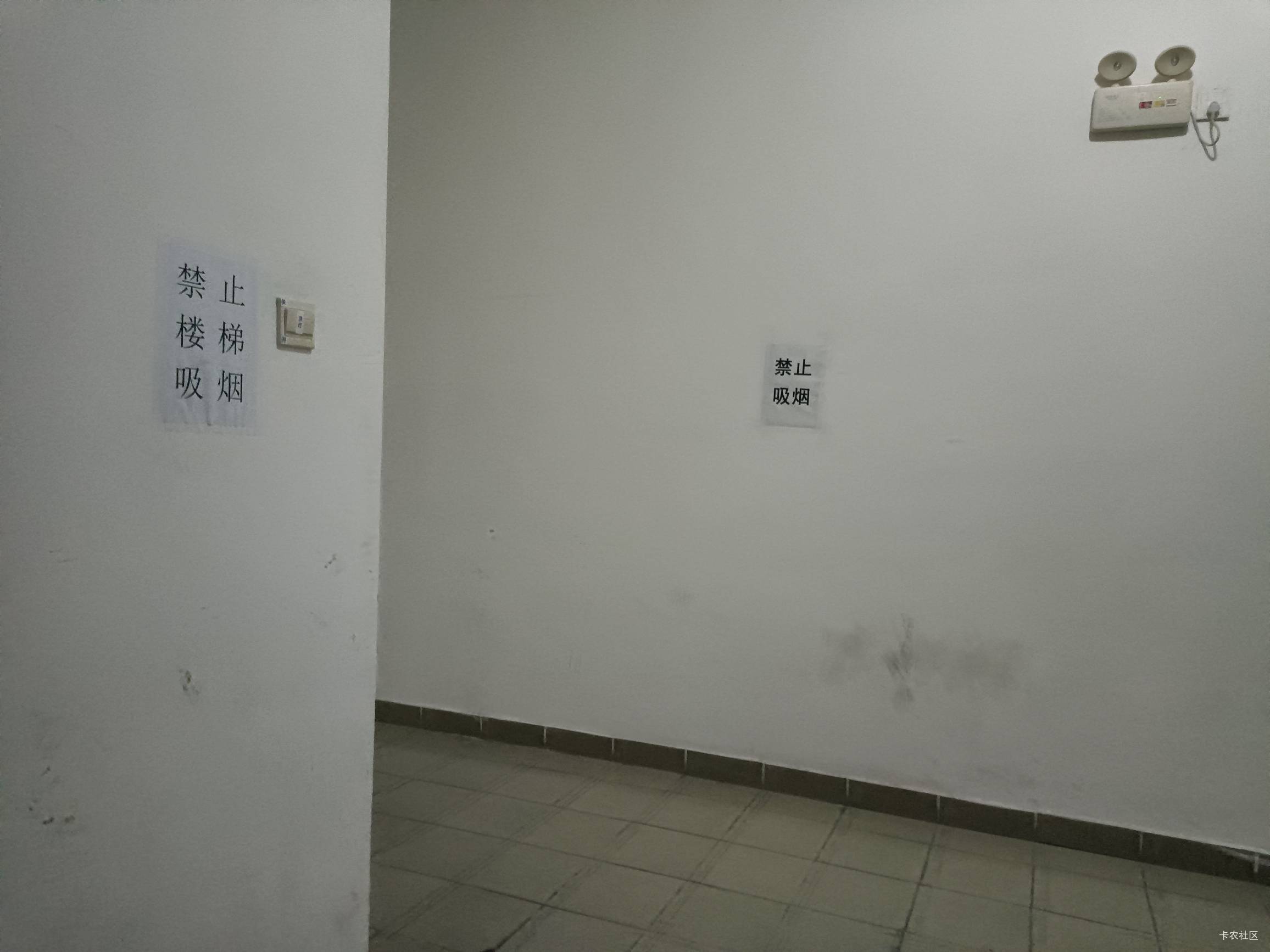 我去探病，病房楼梯间抽烟，保洁阿姨说：帅哥这里写着禁止抽烟啊，不要在这里抽烟！我5 / 作者:舔歪了 / 