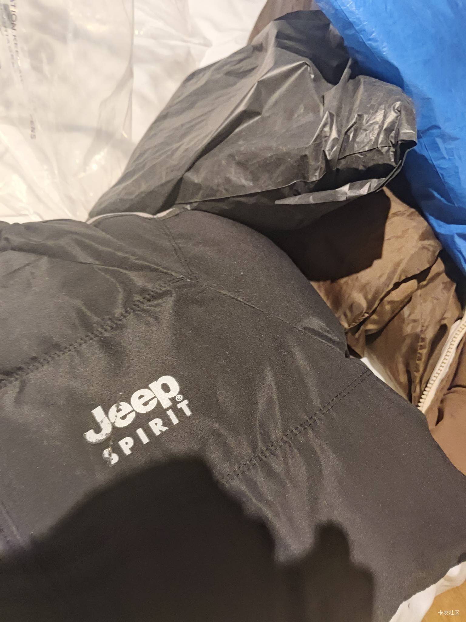 老哥们，支支招，抖音新买的衣服，刚收到快递，LOGO 颜色掉一半，抖音客服让我井退款97 / 作者:卡农第58申请 / 