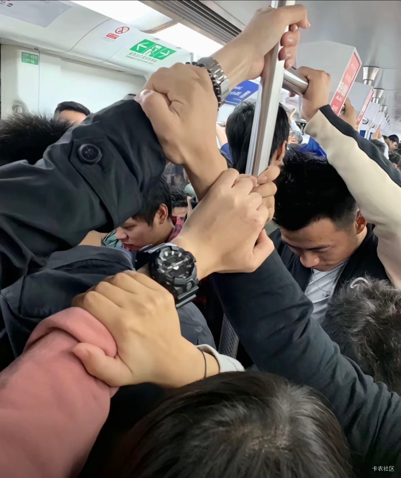 这两个人怎么把我的手表戴手上了？

33 / 作者:阿生的故事 / 