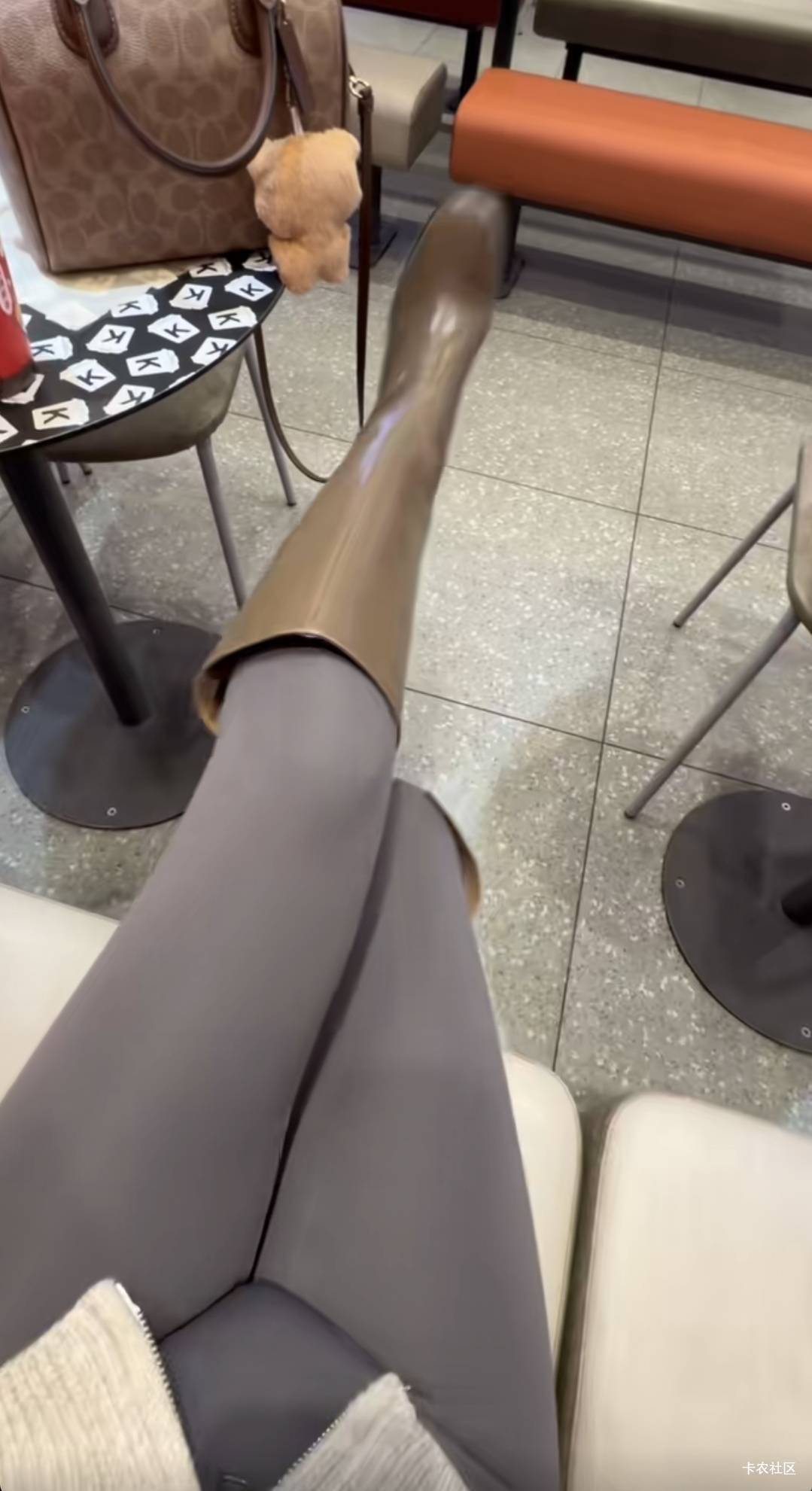 既然没毛  那就吃个粉睡觉吧






61 / 作者:不伦不类很正经 / 