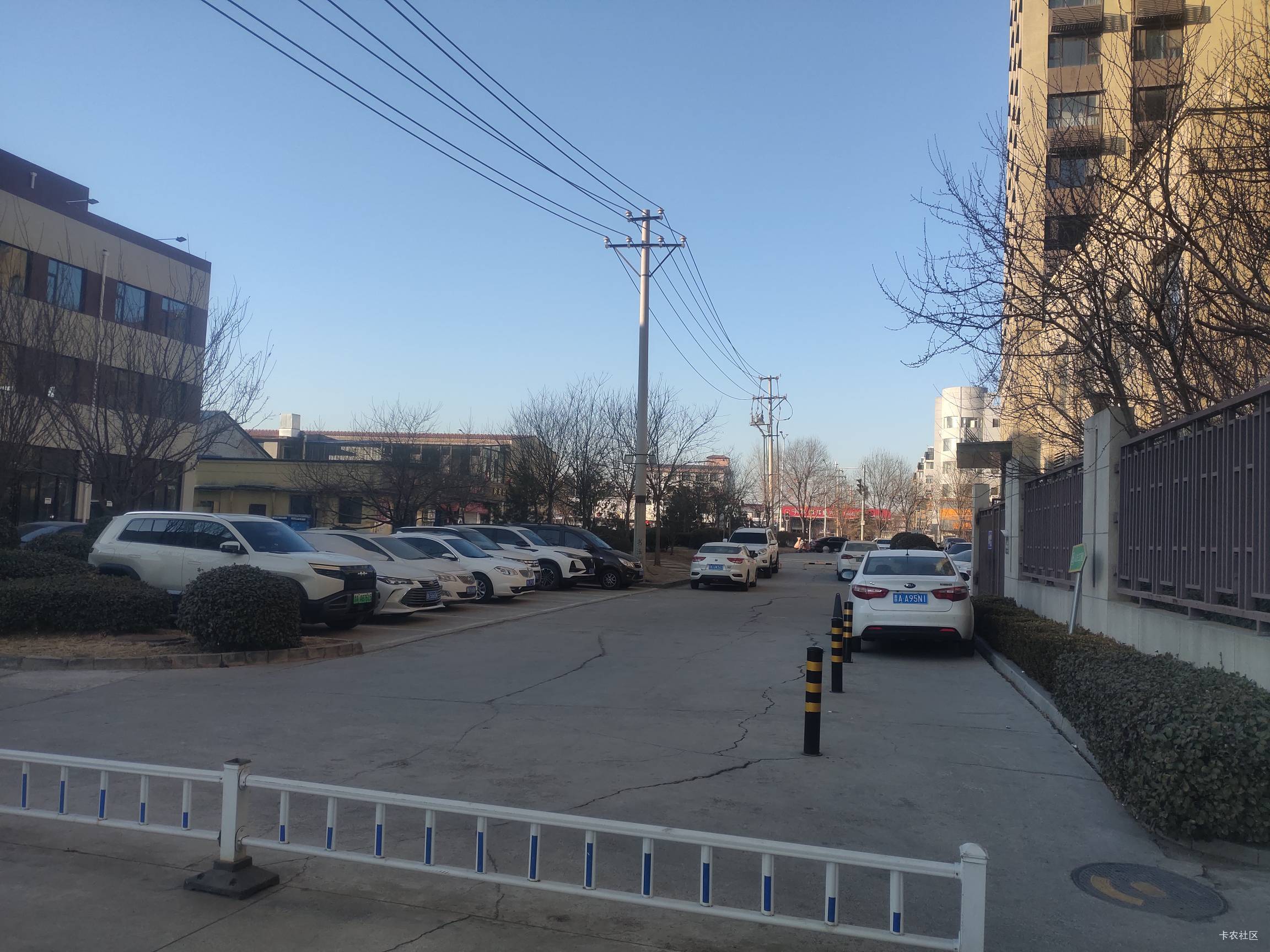 下楼出发180的挂b日结启动 去对面街上坐个公交 回想上一次去还是夏天 记得那会一共去73 / 作者:努力优秀_ / 