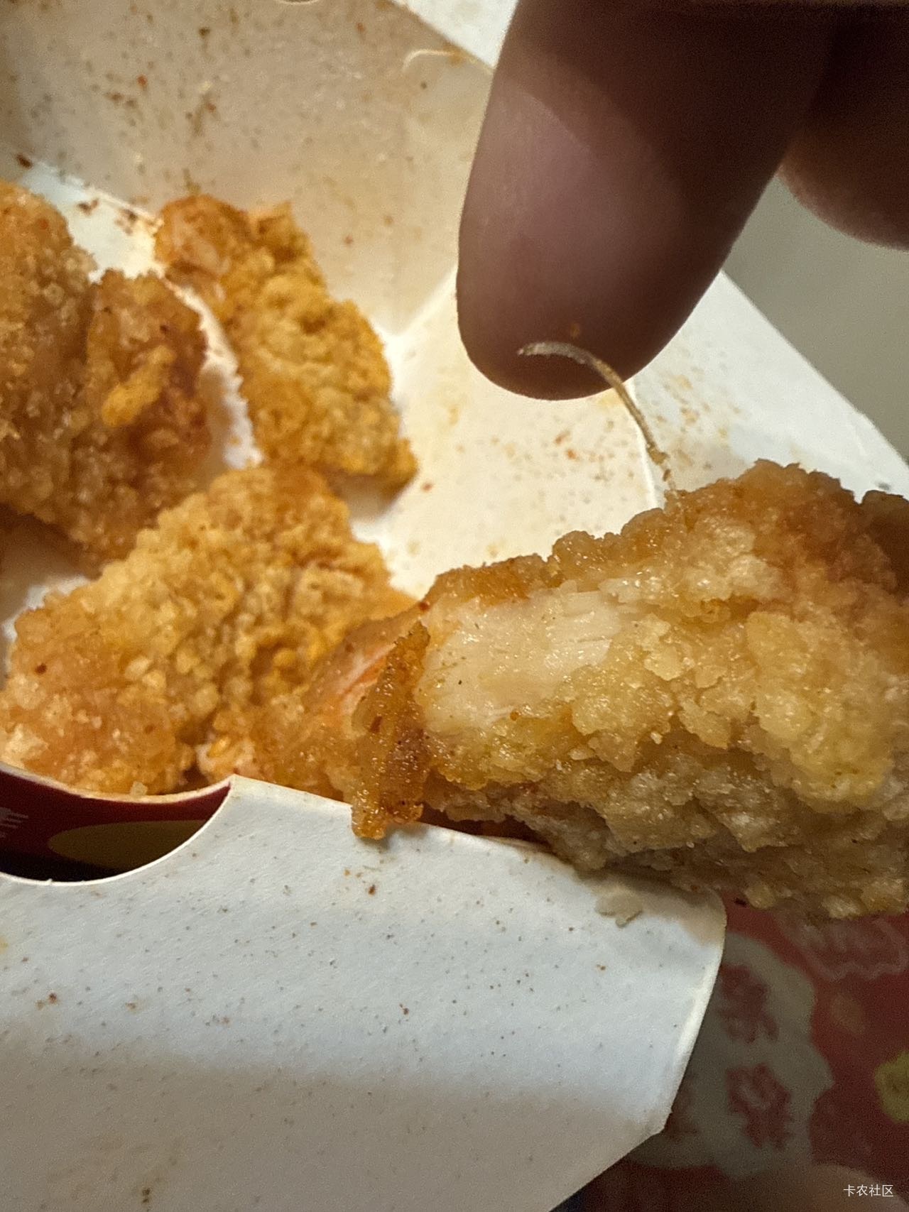 老哥们刚才点的鸡排，帮我看看这是什么？白色的头发，还是白色透明的塑料绳子啊，看不96 / 作者:与往事干杯oO / 