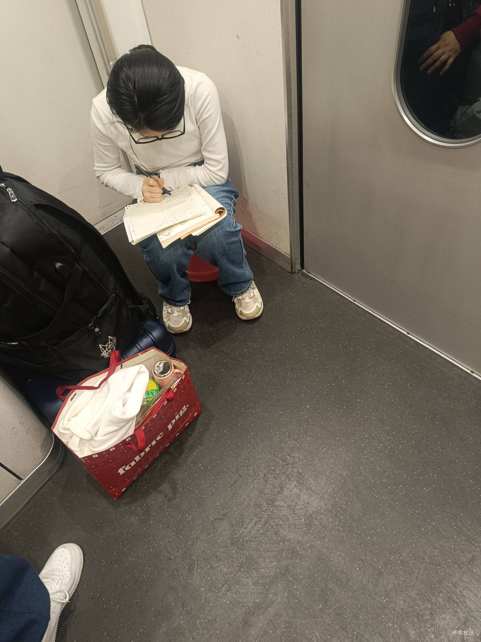 动车可以拿凳子上来坐？

10 / 作者:北部湾银行 / 