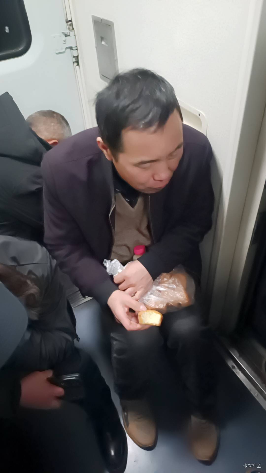 绿皮火车好多人啊，看见老哥吃鸡蛋糕，好想吃


73 / 作者:财神爷独子 / 