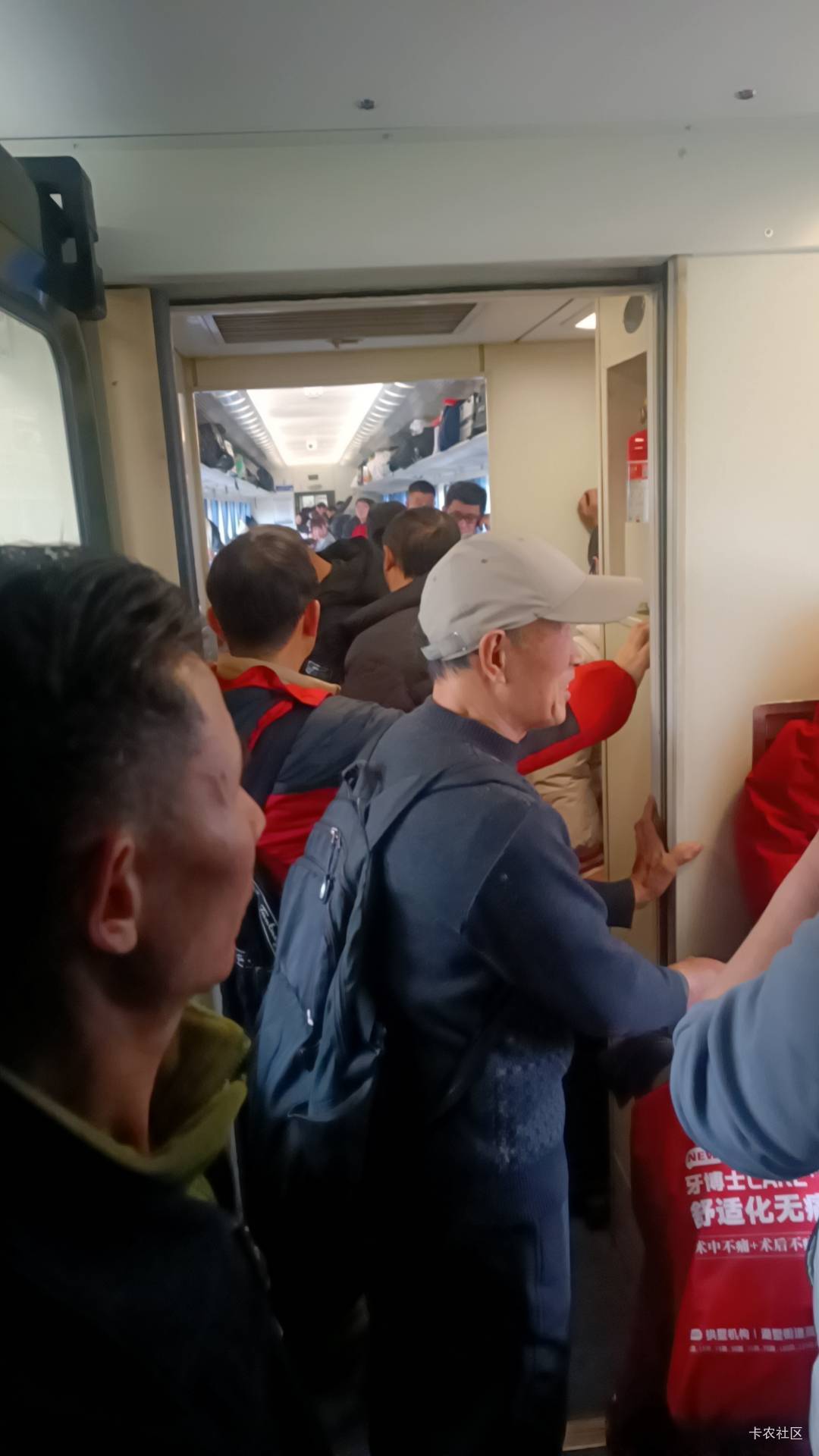 绿皮火车好多人啊，看见老哥吃鸡蛋糕，好想吃


49 / 作者:财神爷独子 / 