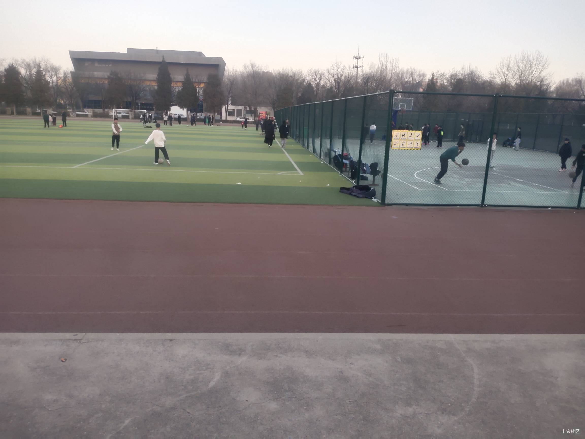 还是年轻好啊 这些小年轻仔估计也没啥烦恼 

25 / 作者:努力优秀_ / 