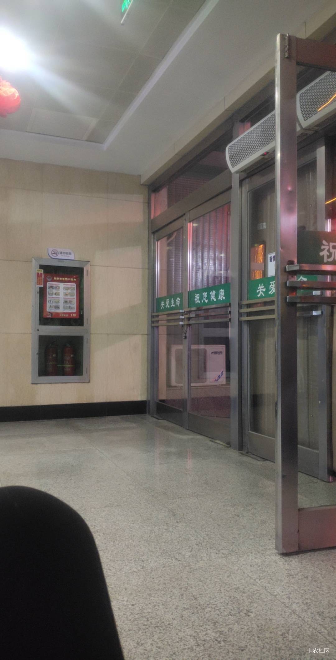 老哥们 终极选择了 是去整个通宵还是买盒烟买瓶水医院待一晚算了 

86 / 作者:努力优秀_ / 