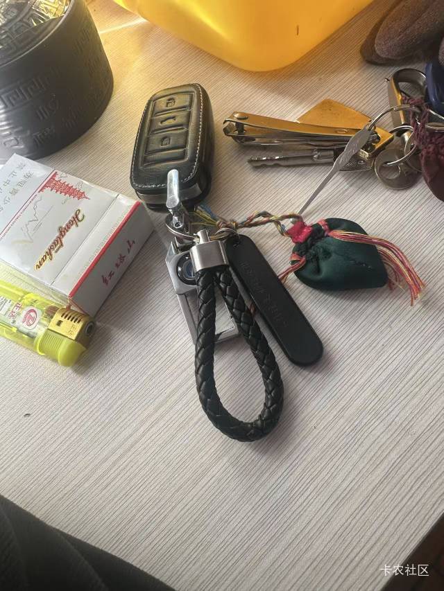 贴完了对联吃个饭 看了半天没一个能整的毛 发票就中30 搞一桶水下楼擦擦车吧 

24 / 作者:努力优秀_ / 